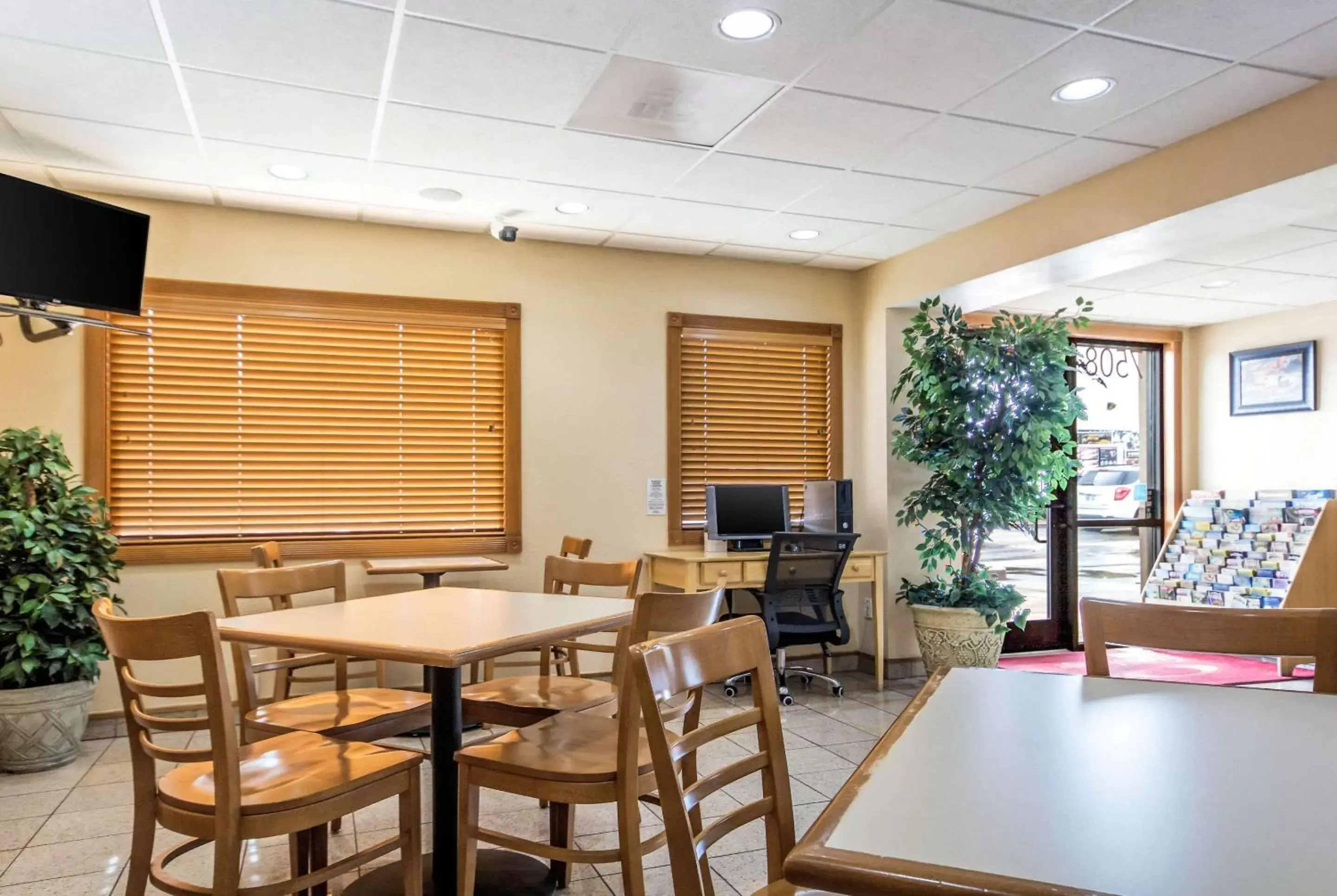 Restaurant/Places to Eat in Econo Lodge Inn & Suites I-35 at Shawnee Mission