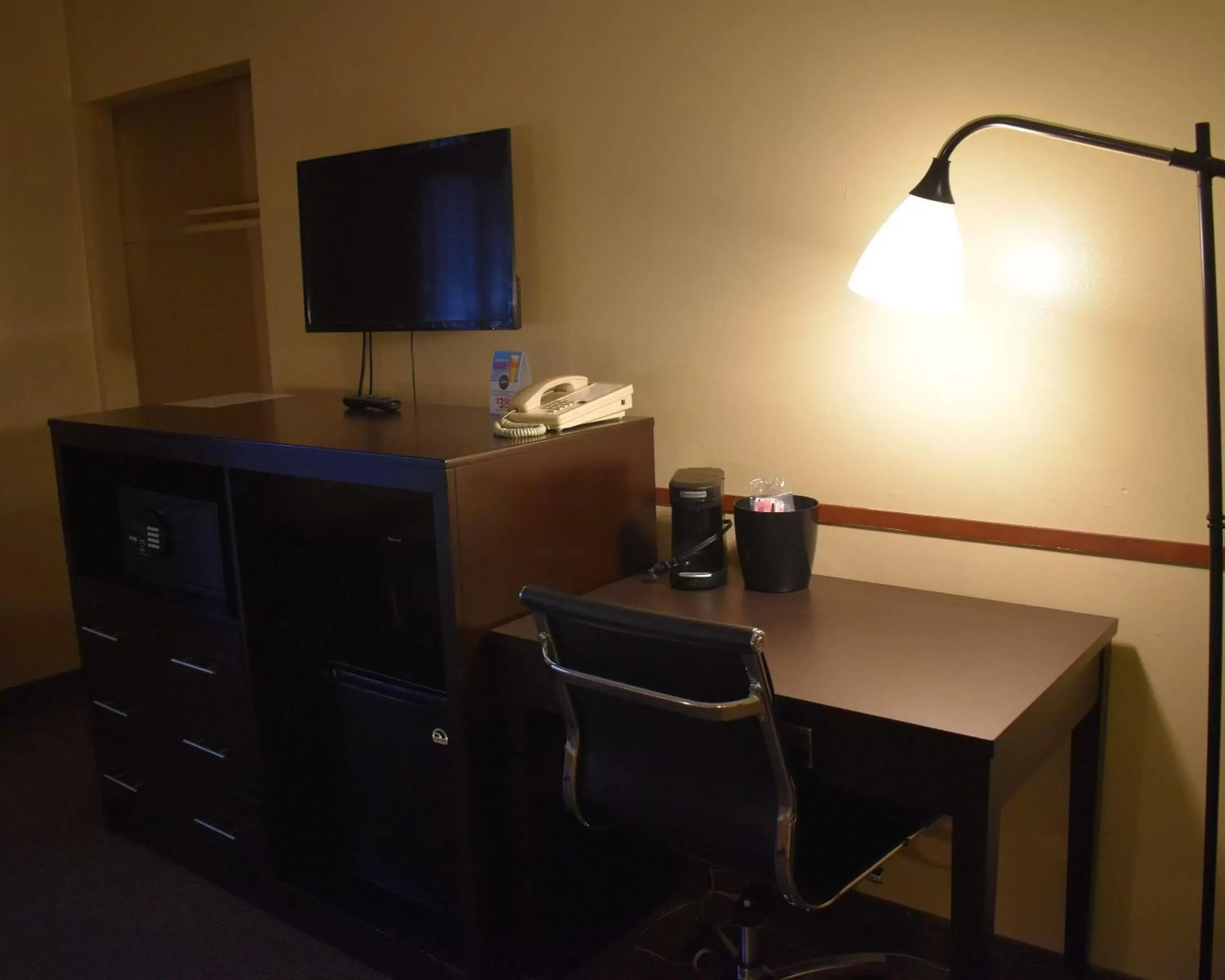 Photo of the whole room, TV/Entertainment Center in SureStay Hotel by Best Western Portland City Center