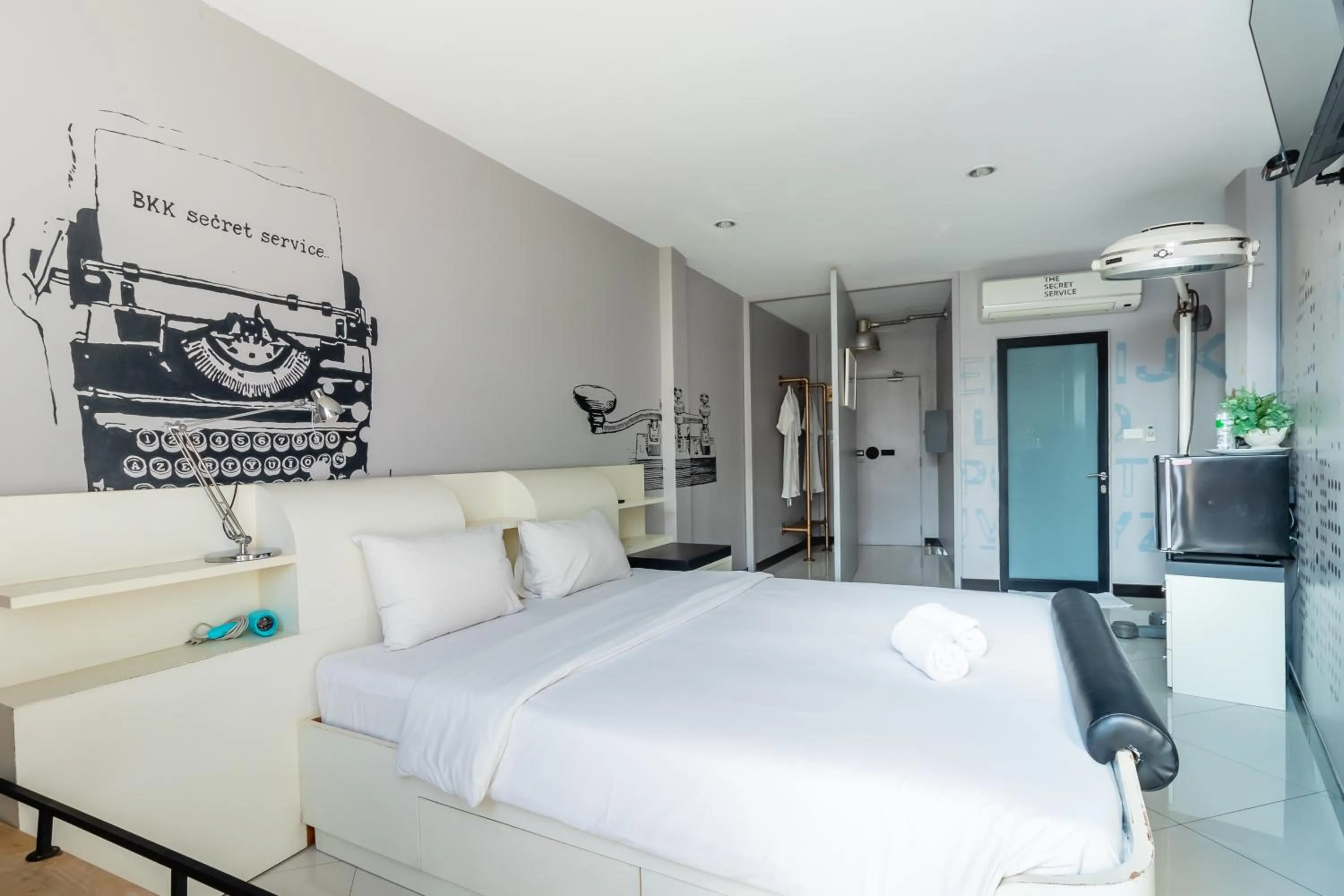 Bed in The Secret Service