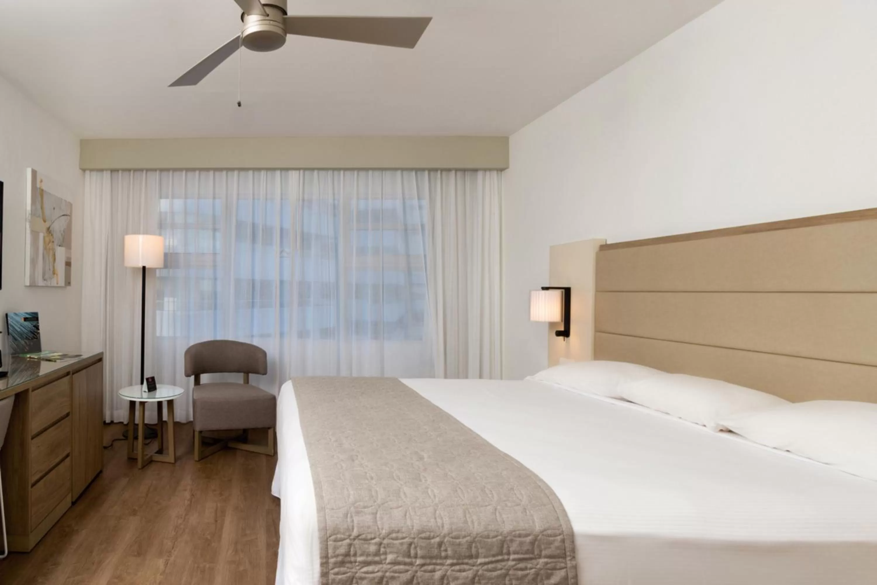 Photo of the whole room, Bed in Riu Plaza Miami Beach