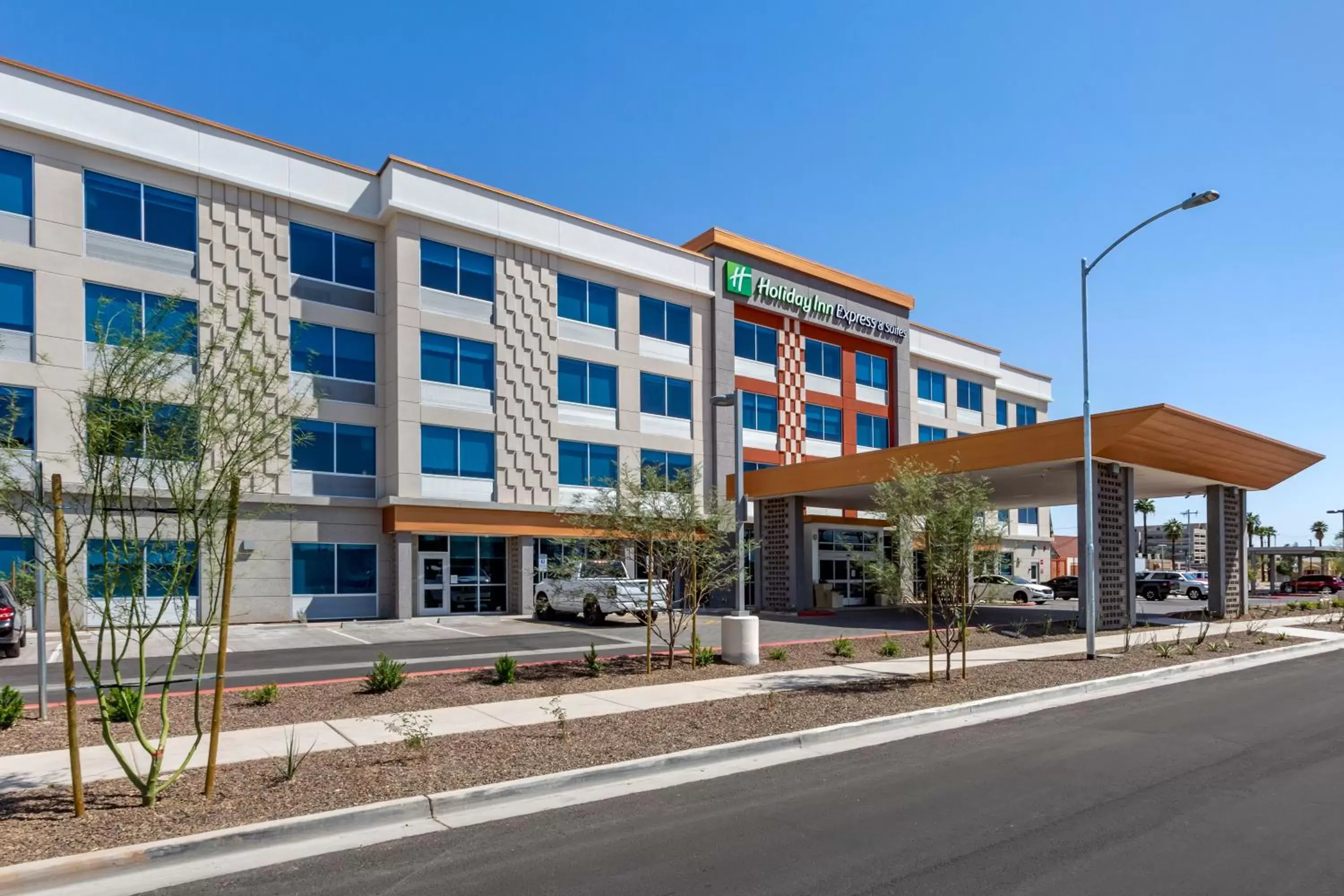 Property building in Holiday Inn Express & Suites - Phoenix Dwtn - State Capitol, an IHG Hotel