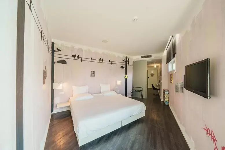 Bedroom, Bed in Design & Wine Hotel