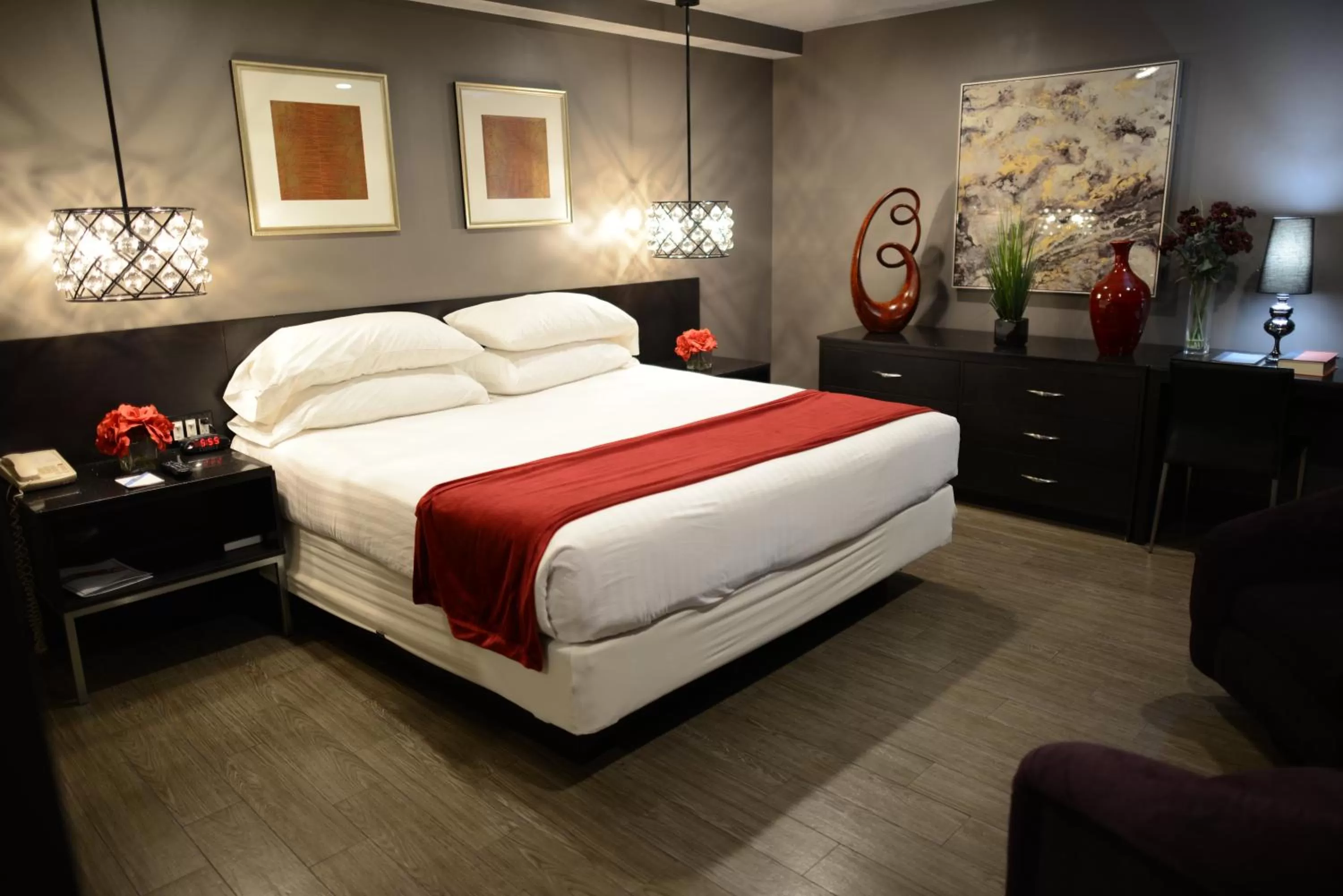 Bed in Hotel Le Reve Pasadena