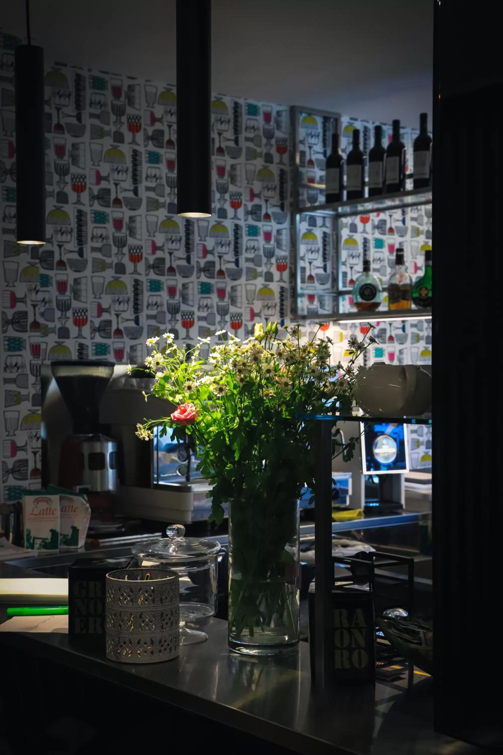 Restaurant/places to eat in Hotel Astoria