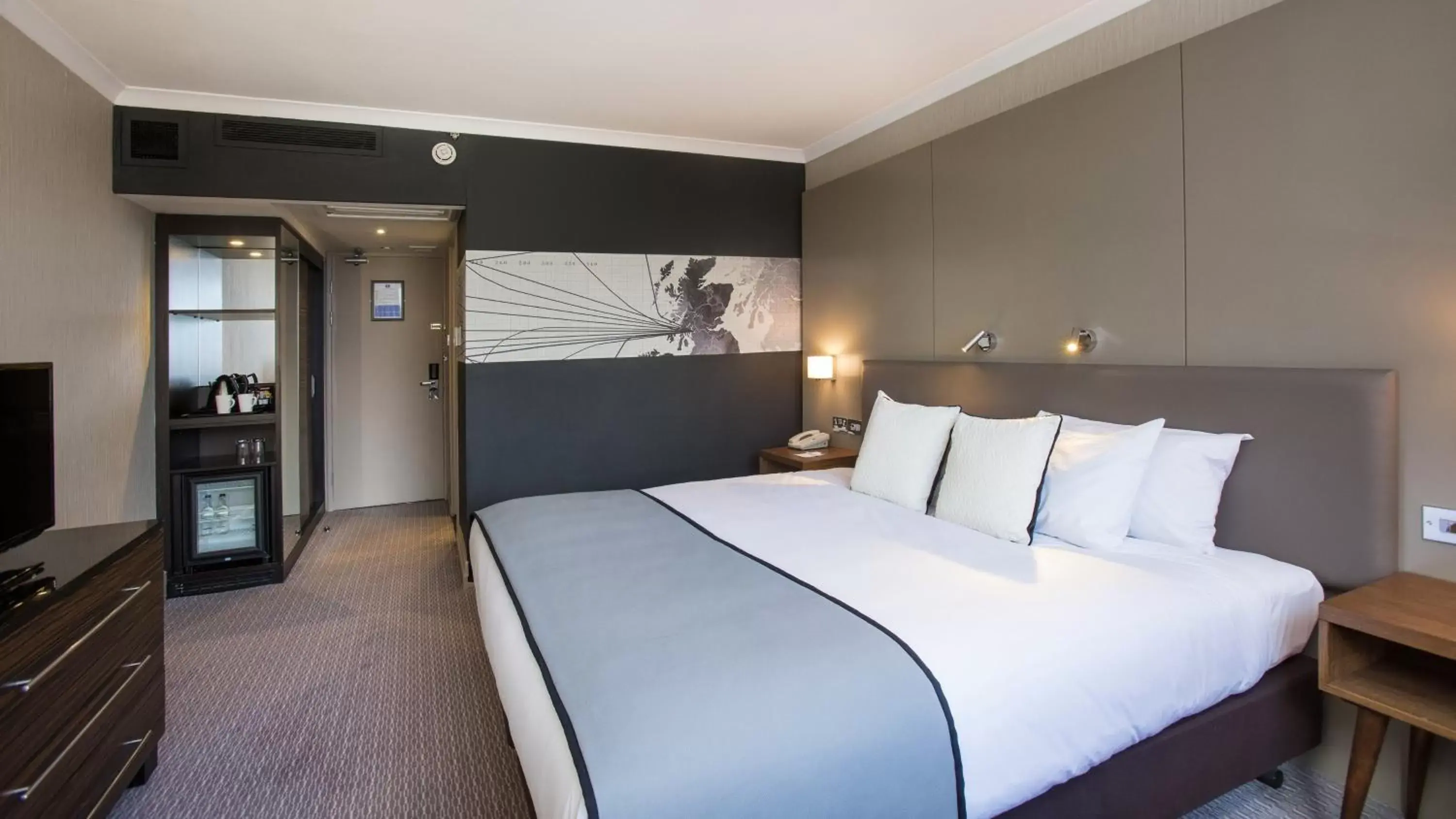 Photo of the whole room, Bed in Crowne Plaza Glasgow, an IHG Hotel