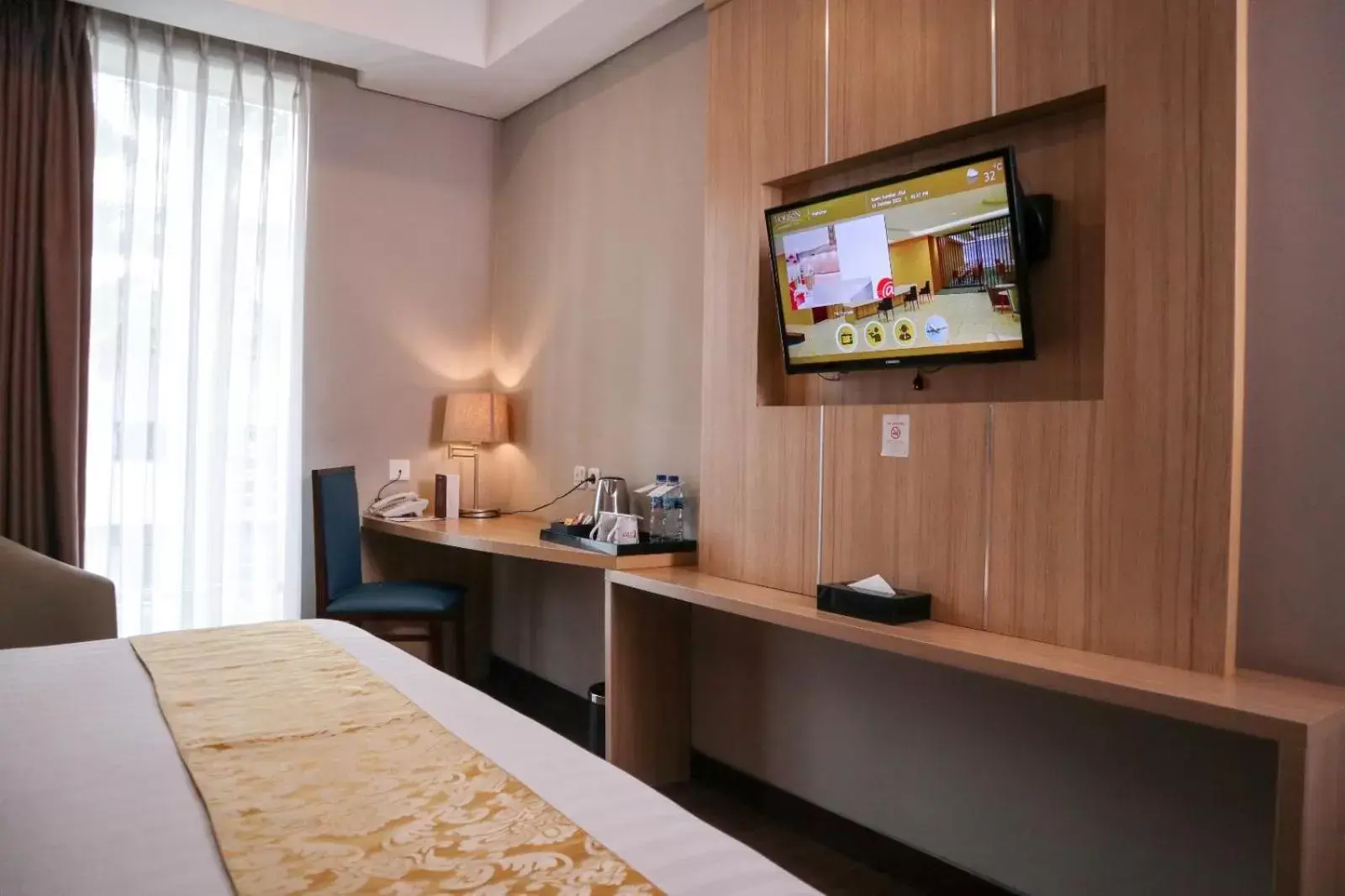 Bedroom, TV/Entertainment Center in Anara Sky Kualanamu Hotel