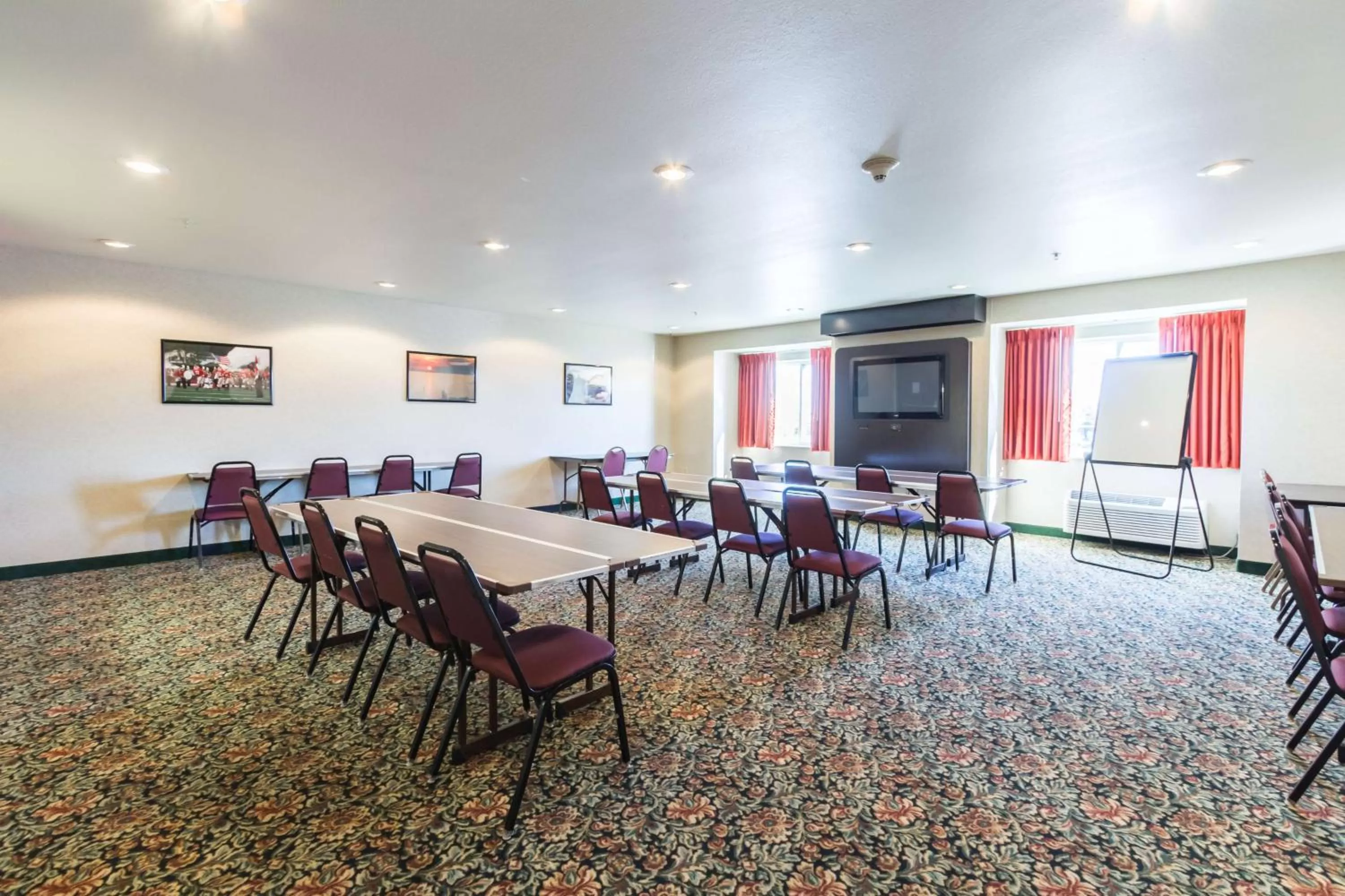 TV and multimedia in Motel 6-Huron, OH - Sandusky