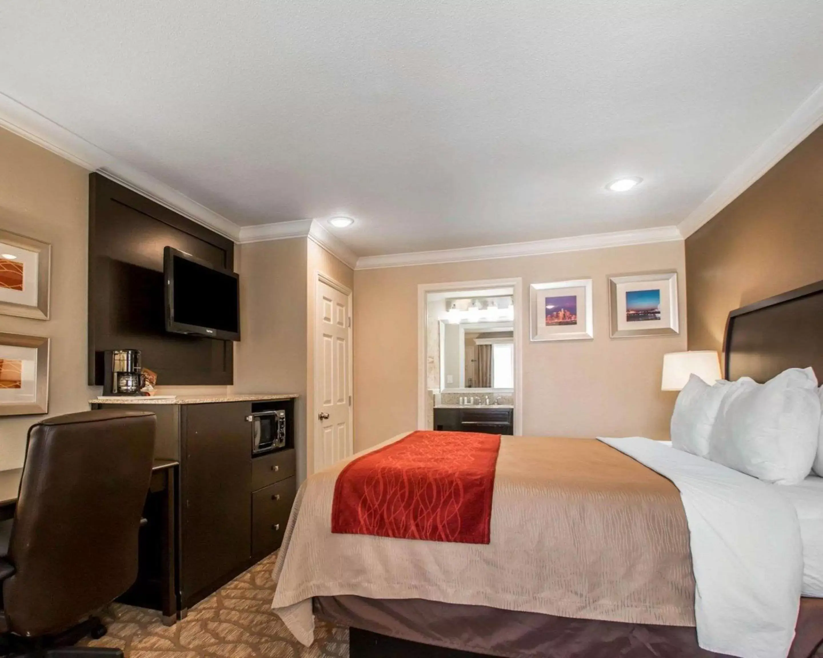 Photo of the whole room, Bed in Quality Inn Downey Photo of the whole room, Bed in Quality Inn Downey