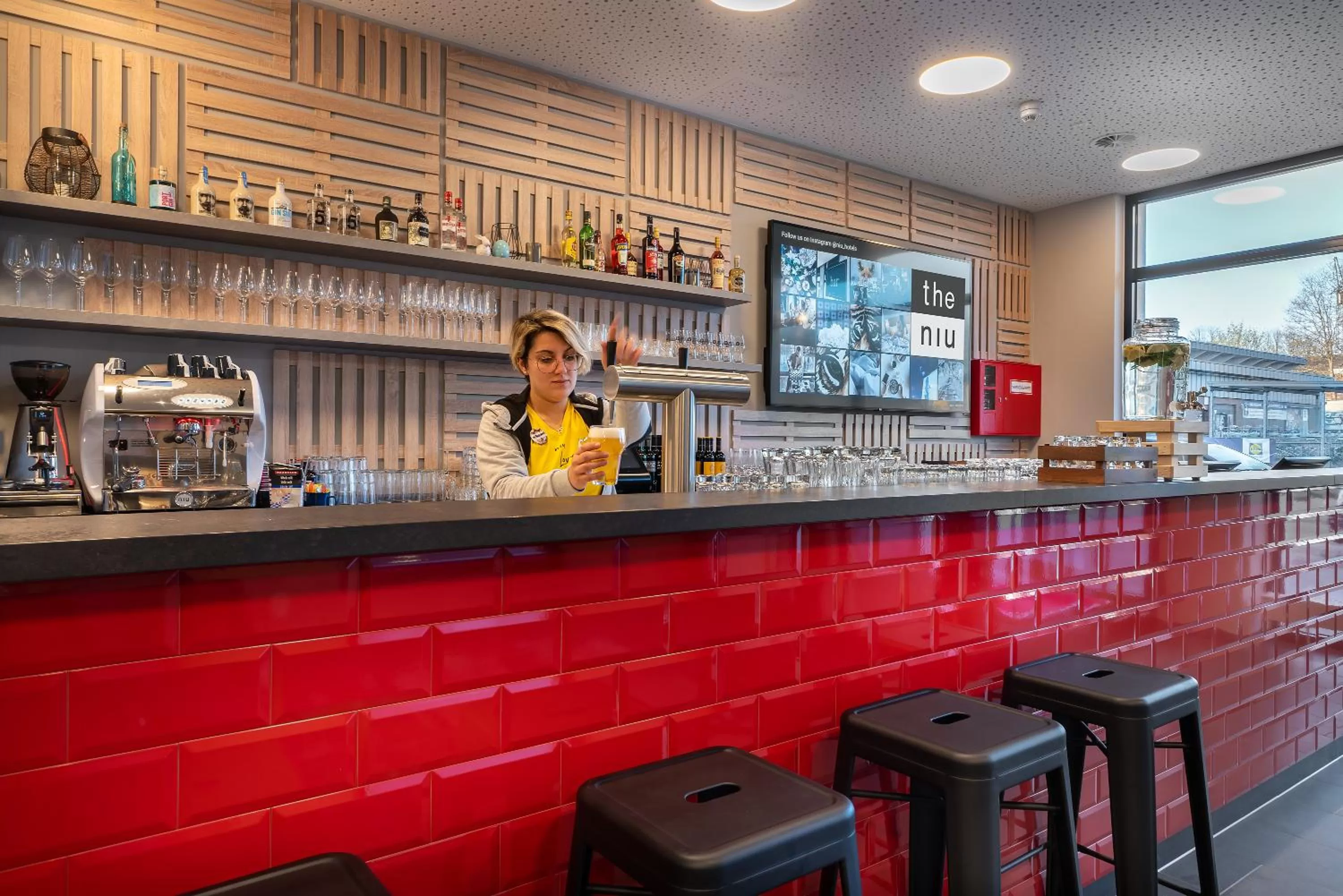 Lounge or bar in Holiday Inn - the niu, Keg Hamburg Ost by IHG