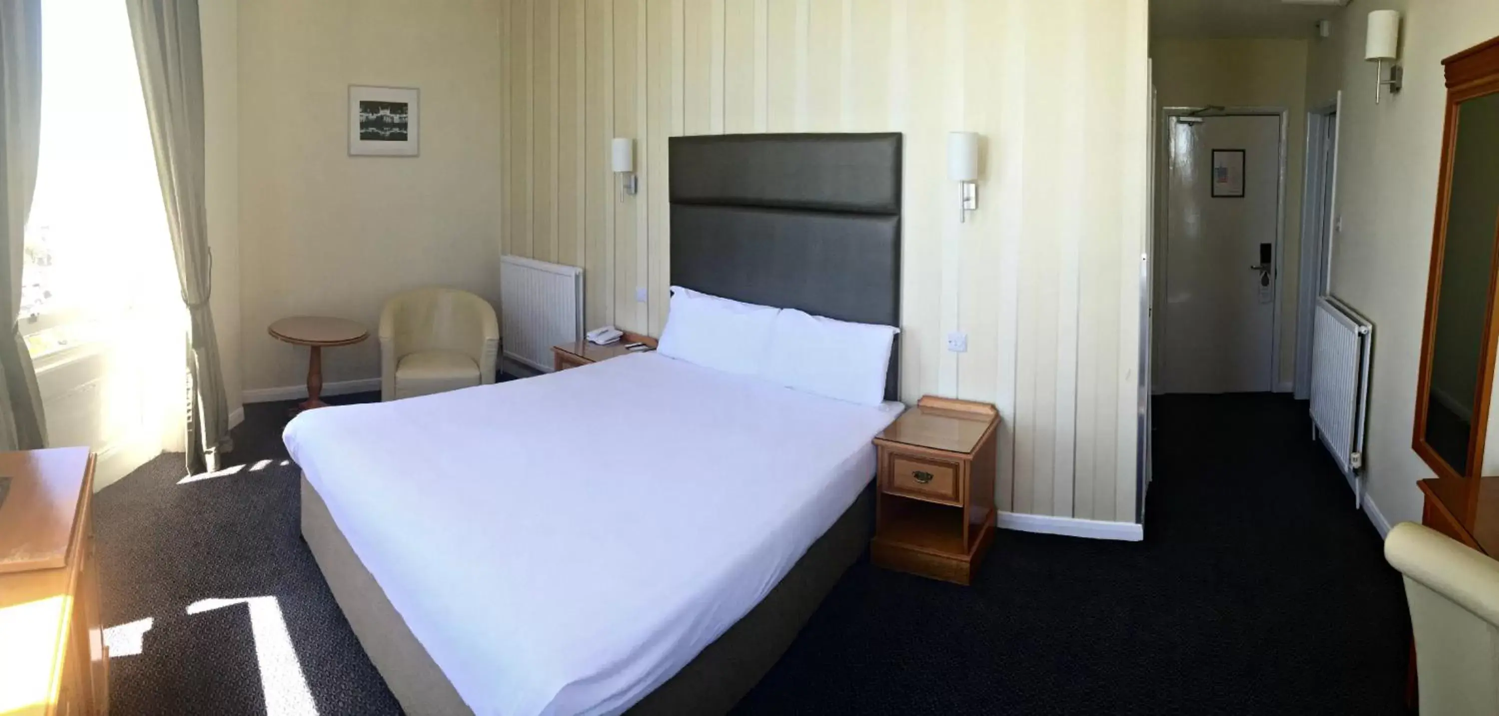 Photo of the whole room, Bed in Kings Hotel