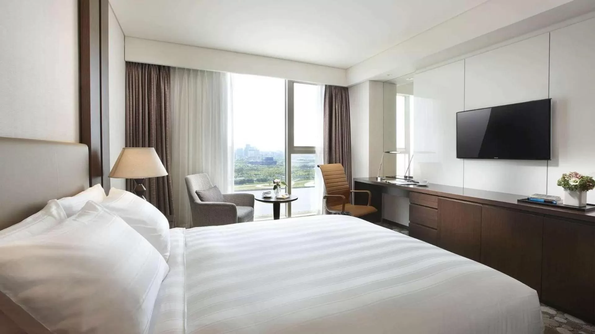 Bed in LOTTE CITY HOTEL Daejeon
