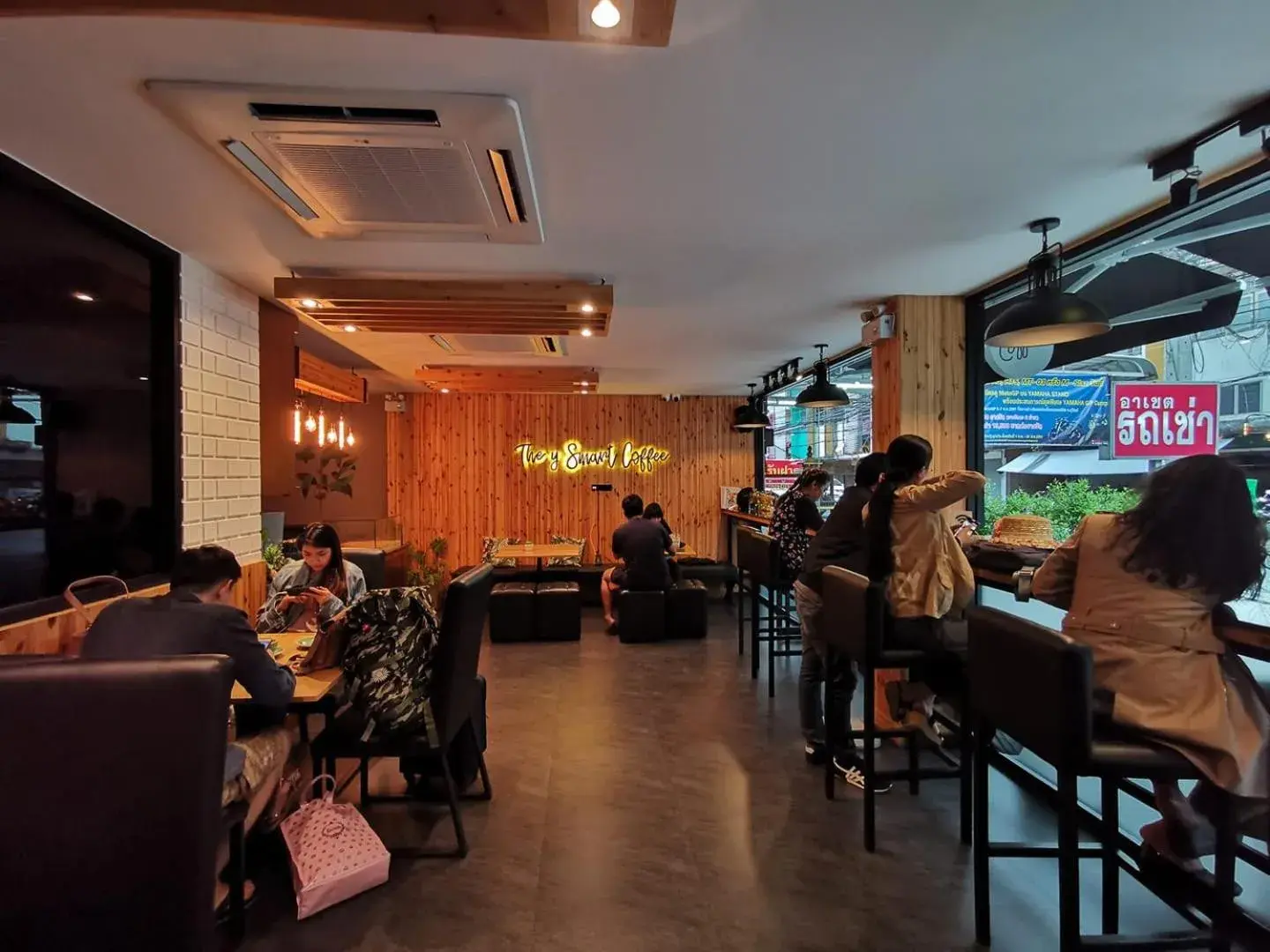 Restaurant/Places to Eat in The Y Smart Hotel