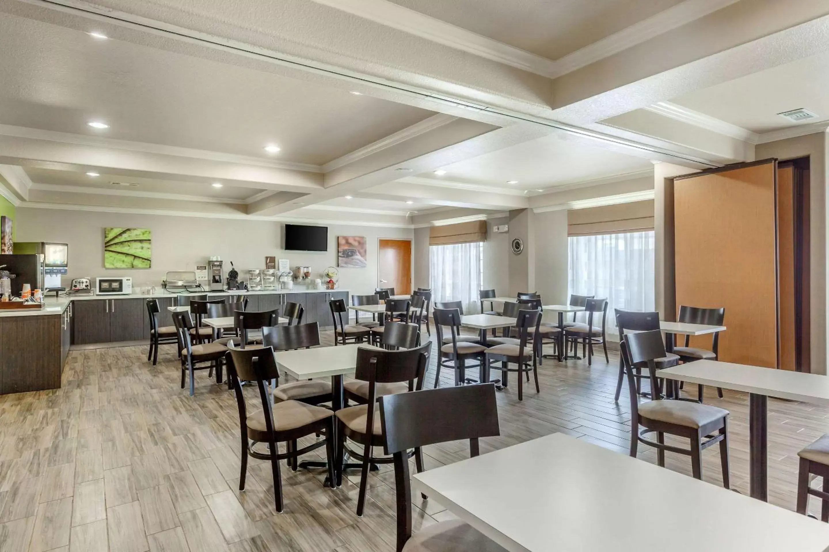 Restaurant/Places to Eat in Sleep Inn & Suites Hewitt - South Waco