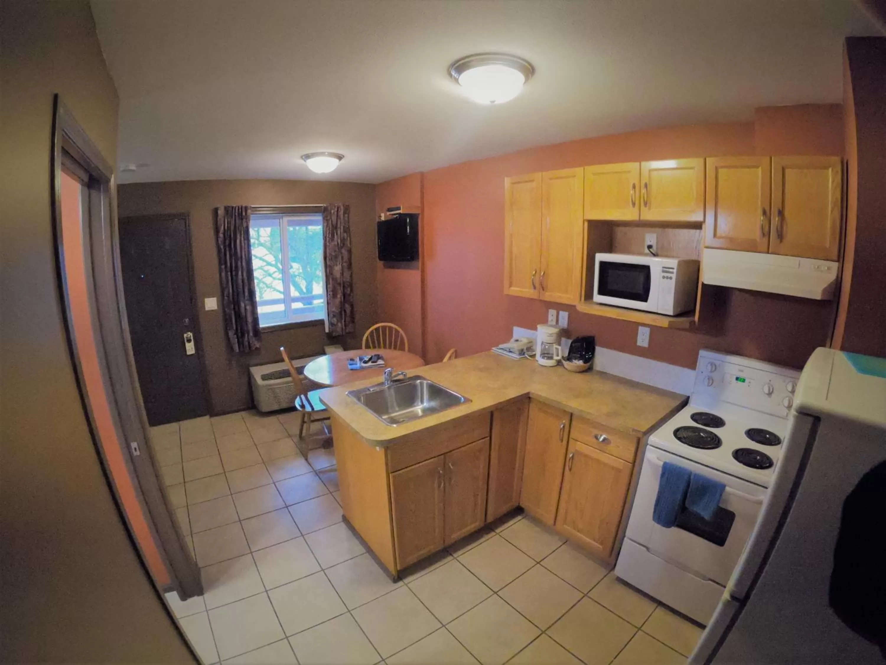 Kitchen or kitchenette in Avalon Inn