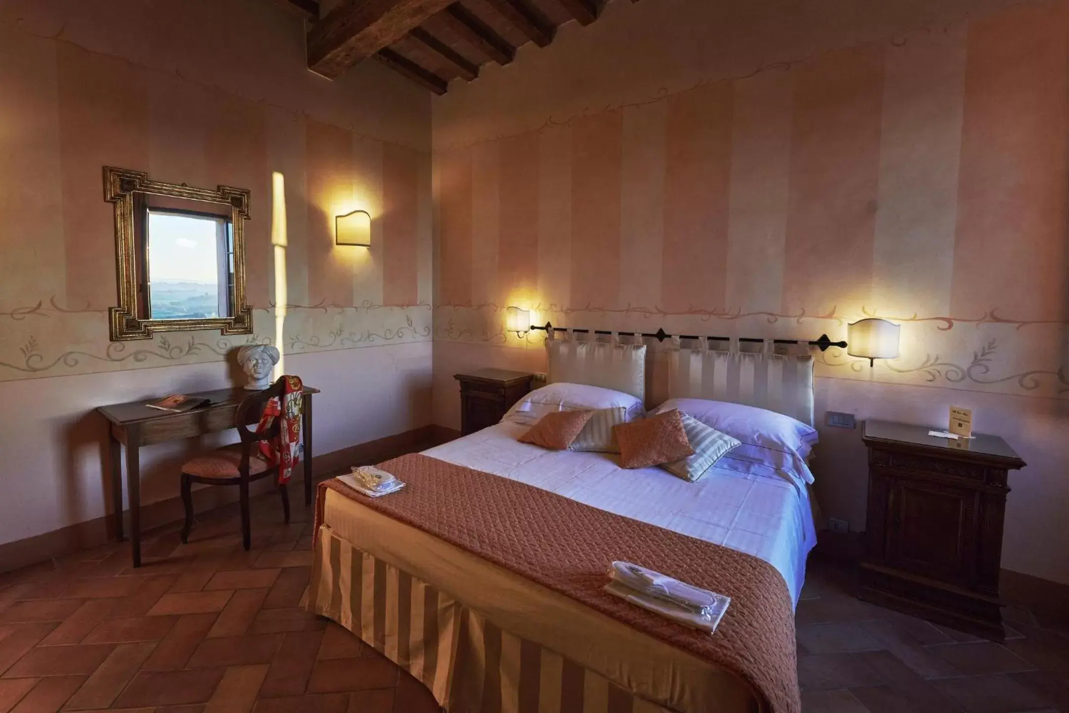 Photo of the whole room, Bed in Villa Curina Resort