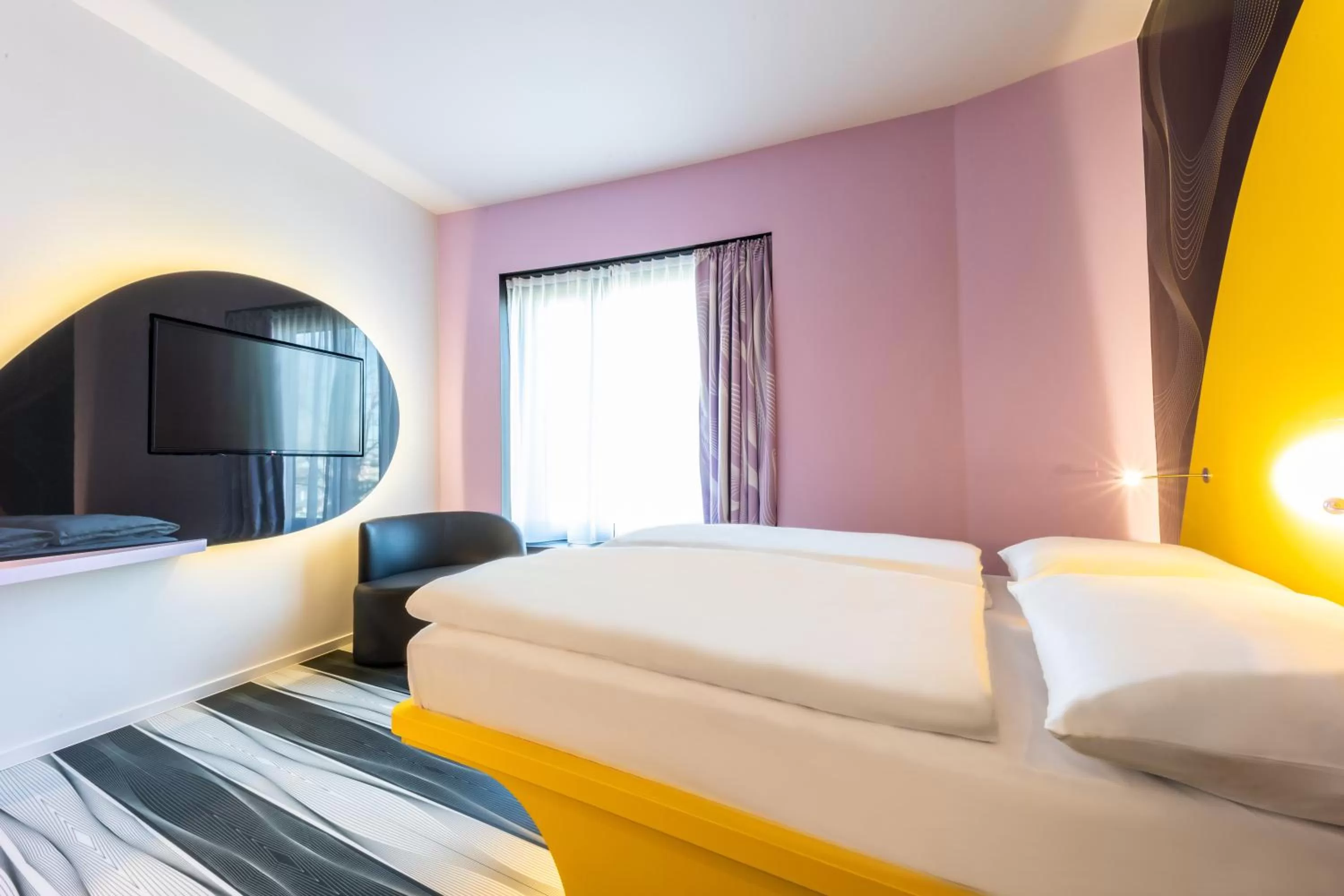 Photo of the whole room, Bed in Prize by Radisson, Bonn City