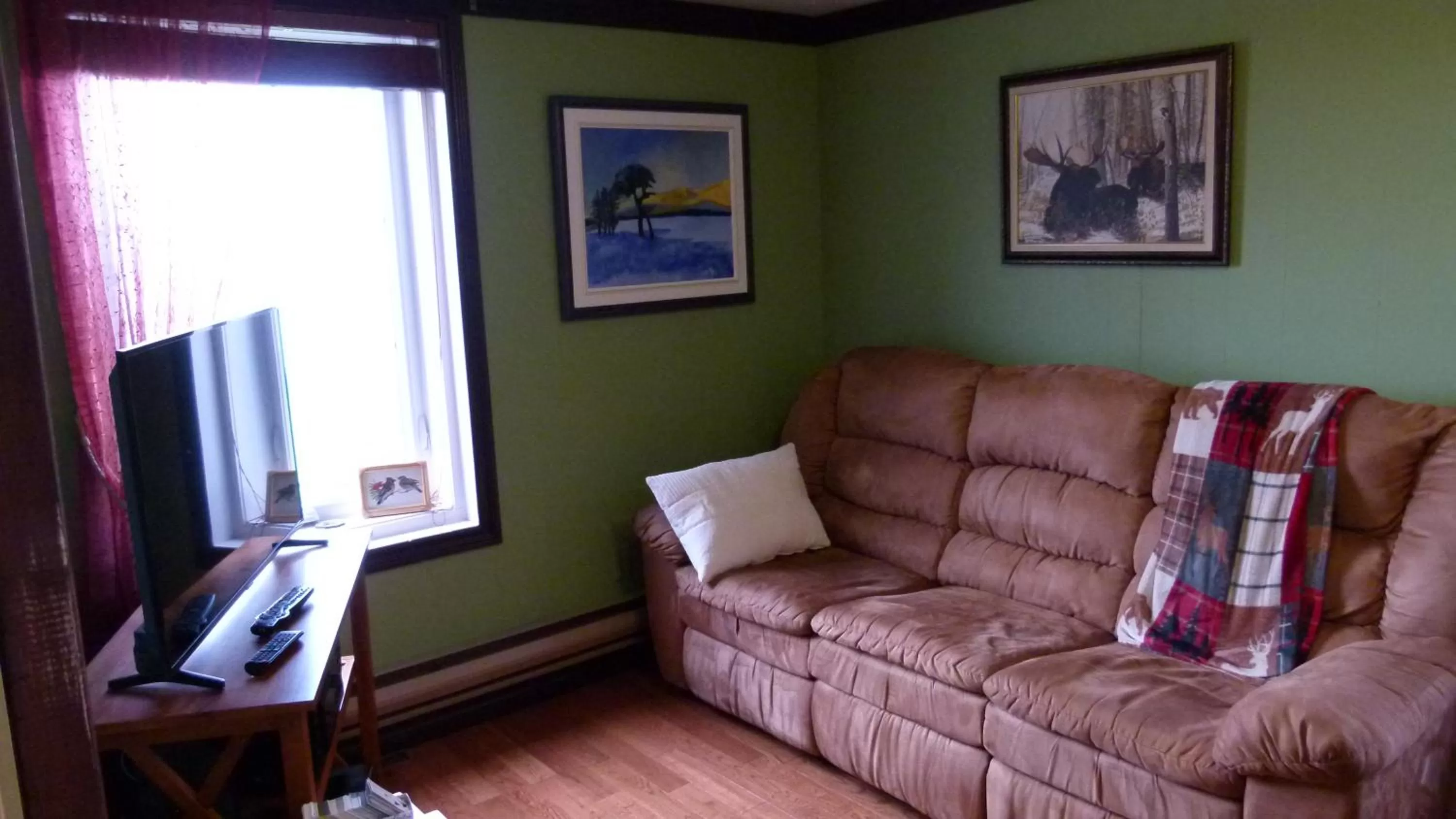 Communal lounge/ TV room in La Maison entre Mer Montagnes