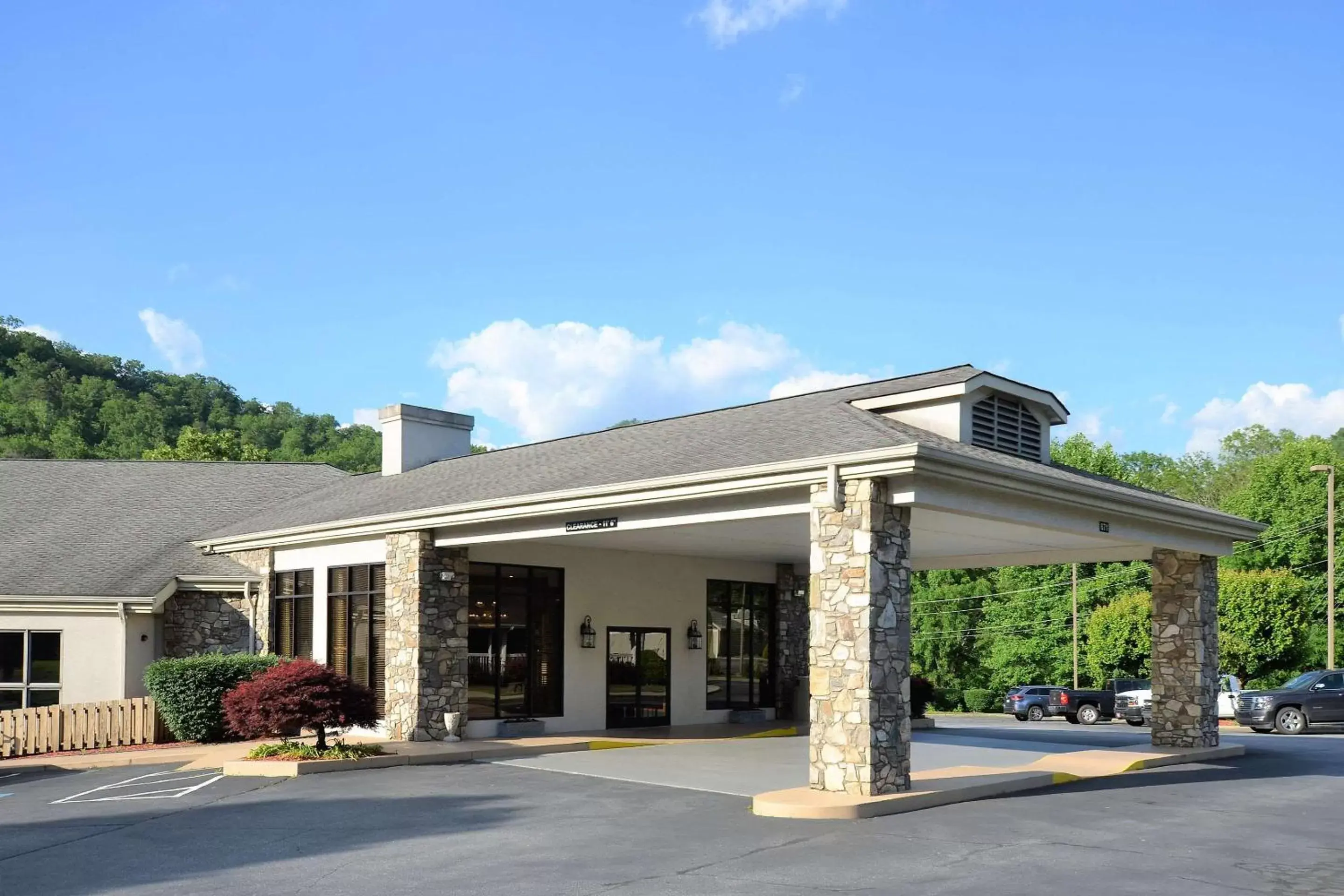 Property Building in Quality Inn Cherokee