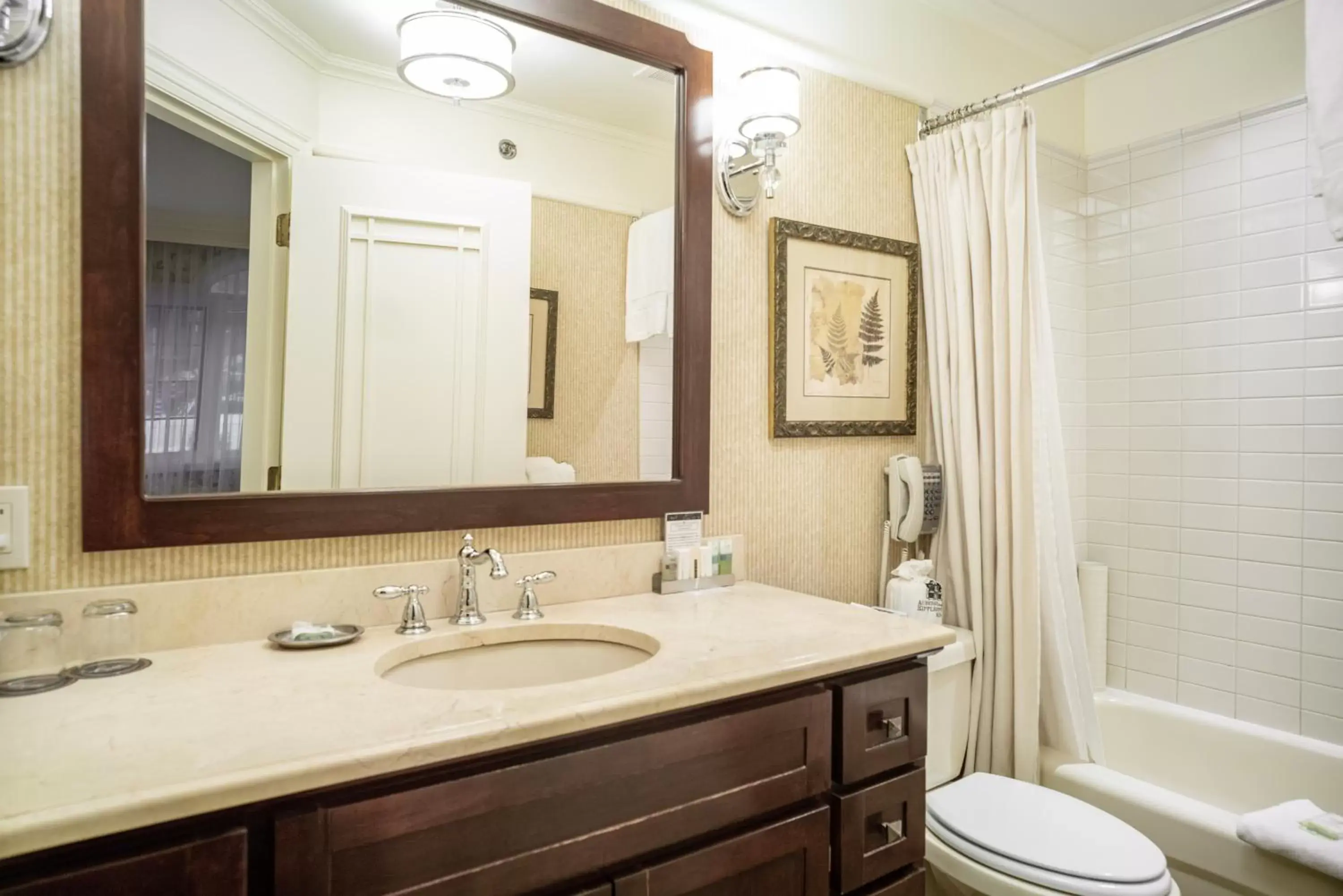 Bathroom in Ripplecove Hotel & Spa