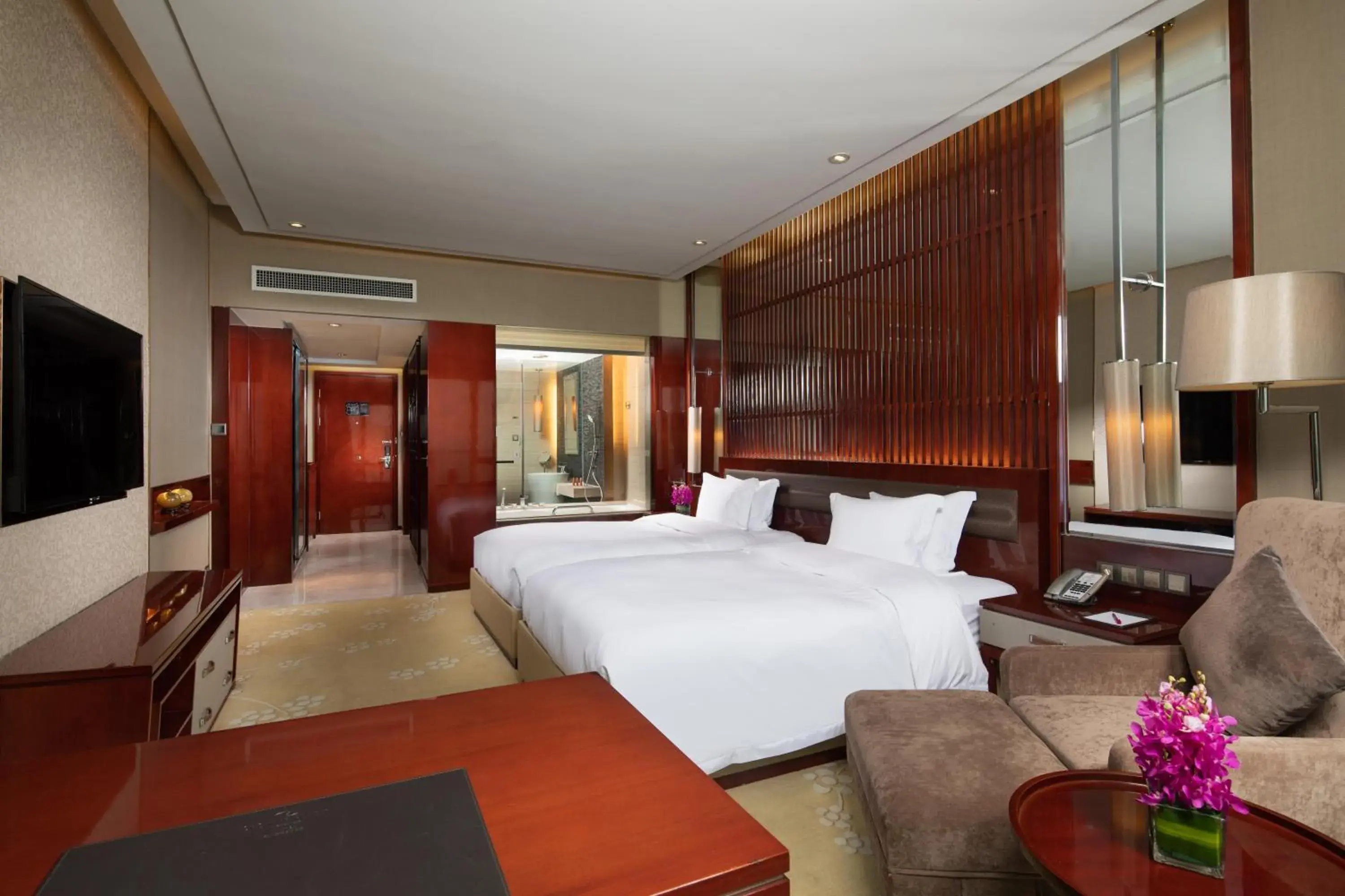 Bed in Crowne Plaza Taizhou, an IHG Hotel