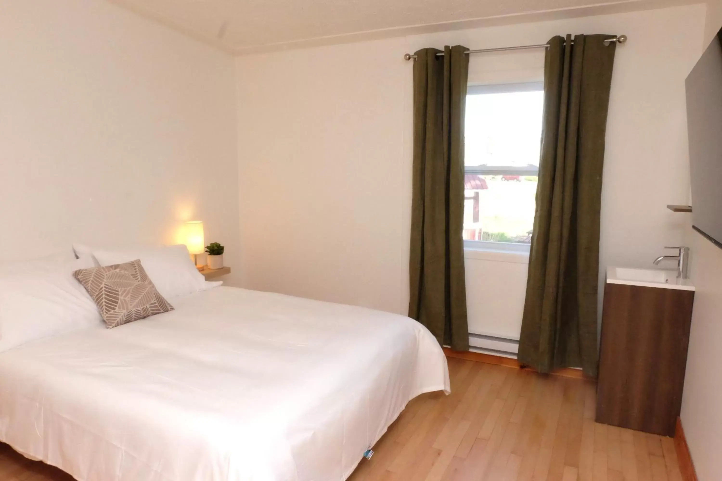 Queen Room with Shared Bathroom in Auberge Mélilot Queen Room with Shared Bathroom in Auberge Mélilot