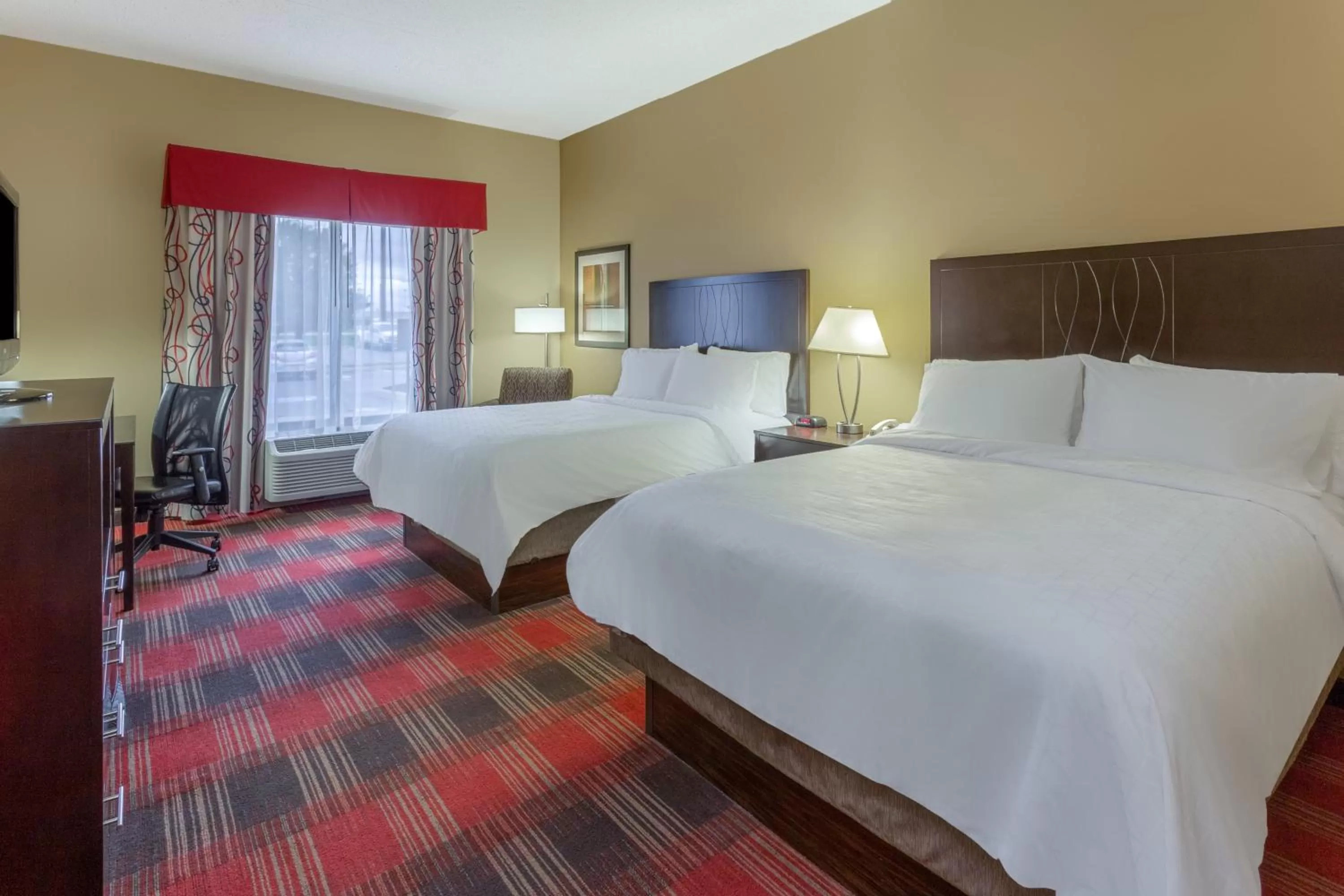 Photo of the whole room, Bed in Holiday Inn Express Hotel & Suites Bowling Green by IHG