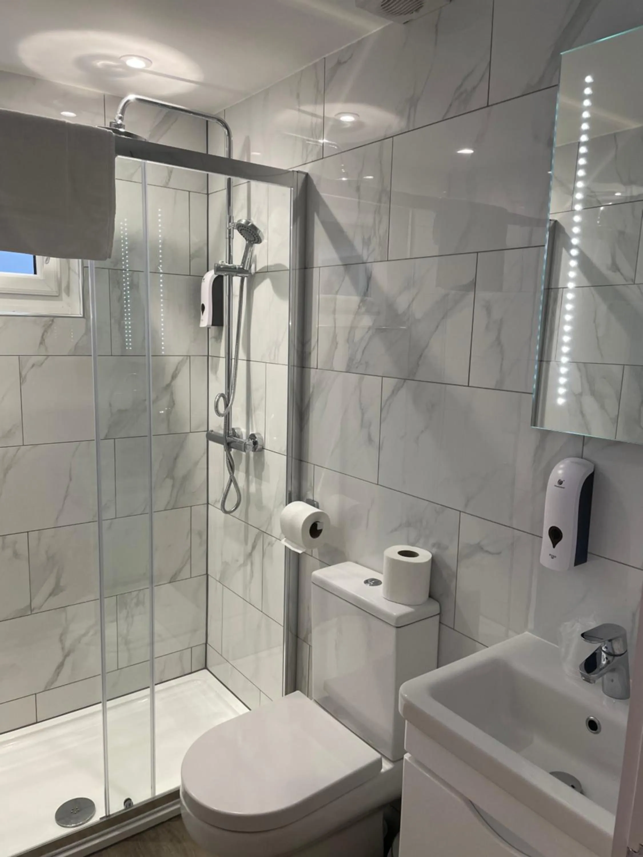 Shower in Holtwhites Hotel