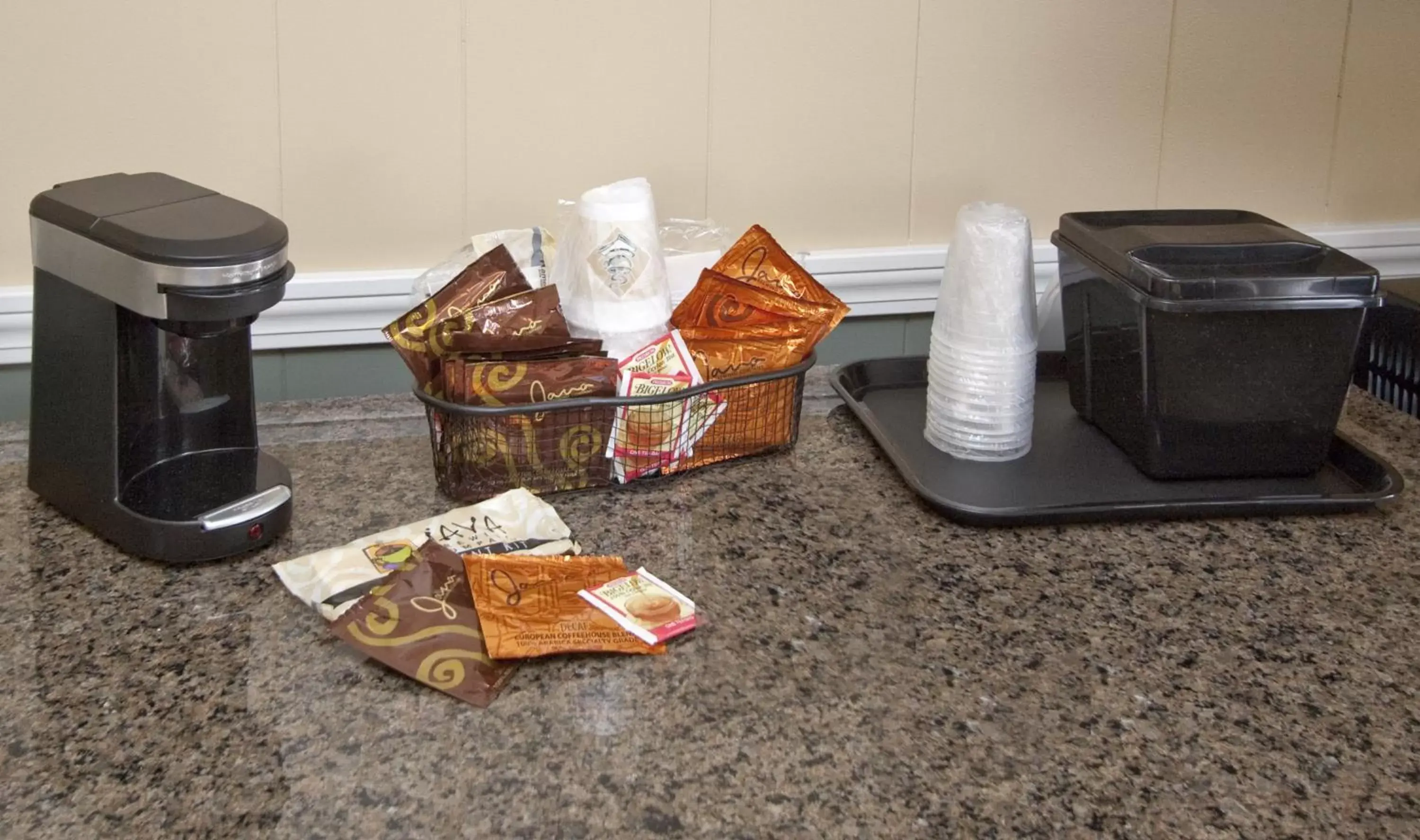 Coffee/Tea Facilities in The Bluebird Motel Maine