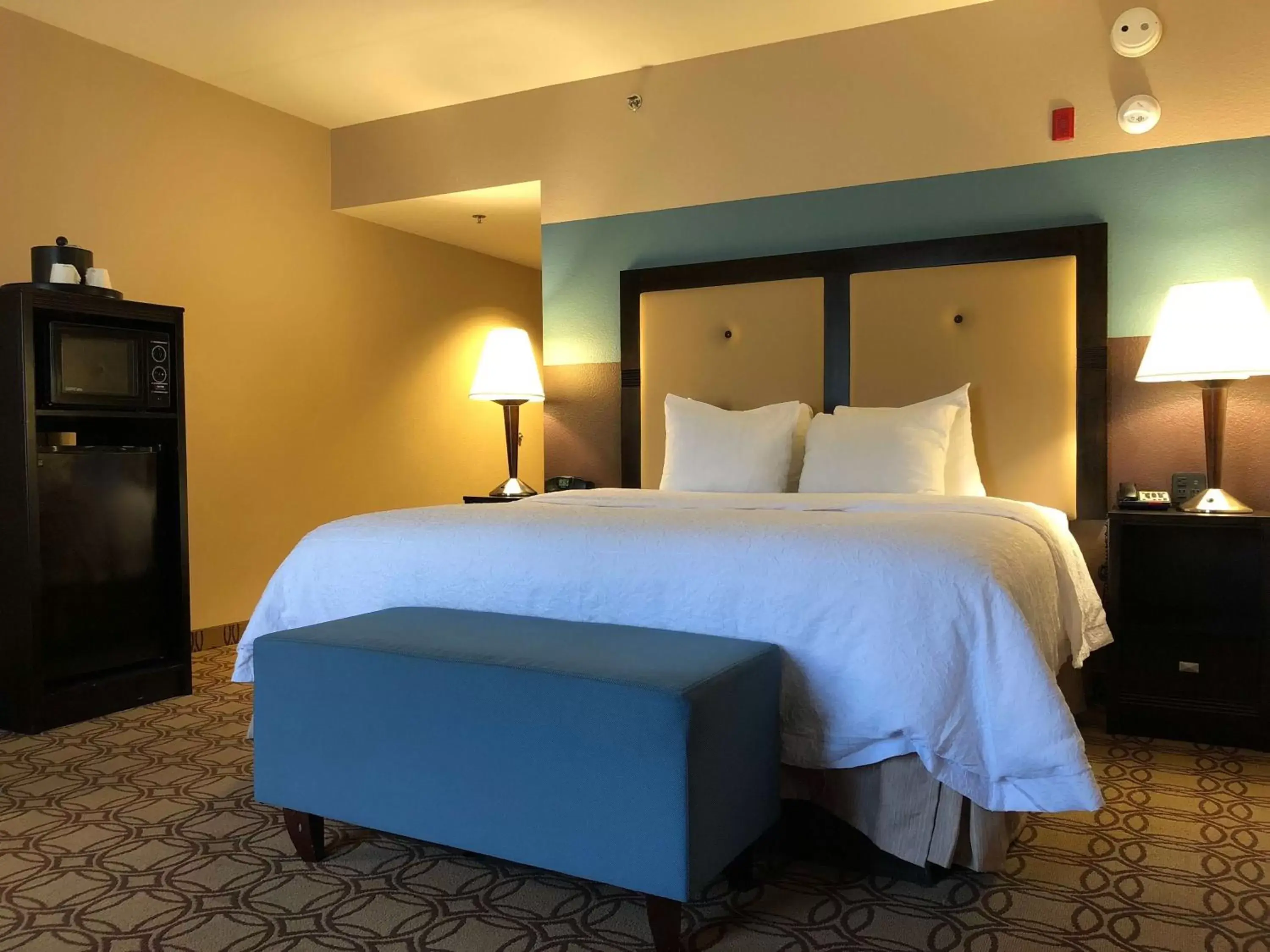 Bed in Hampton Inn & Suites Charlotte-Airport