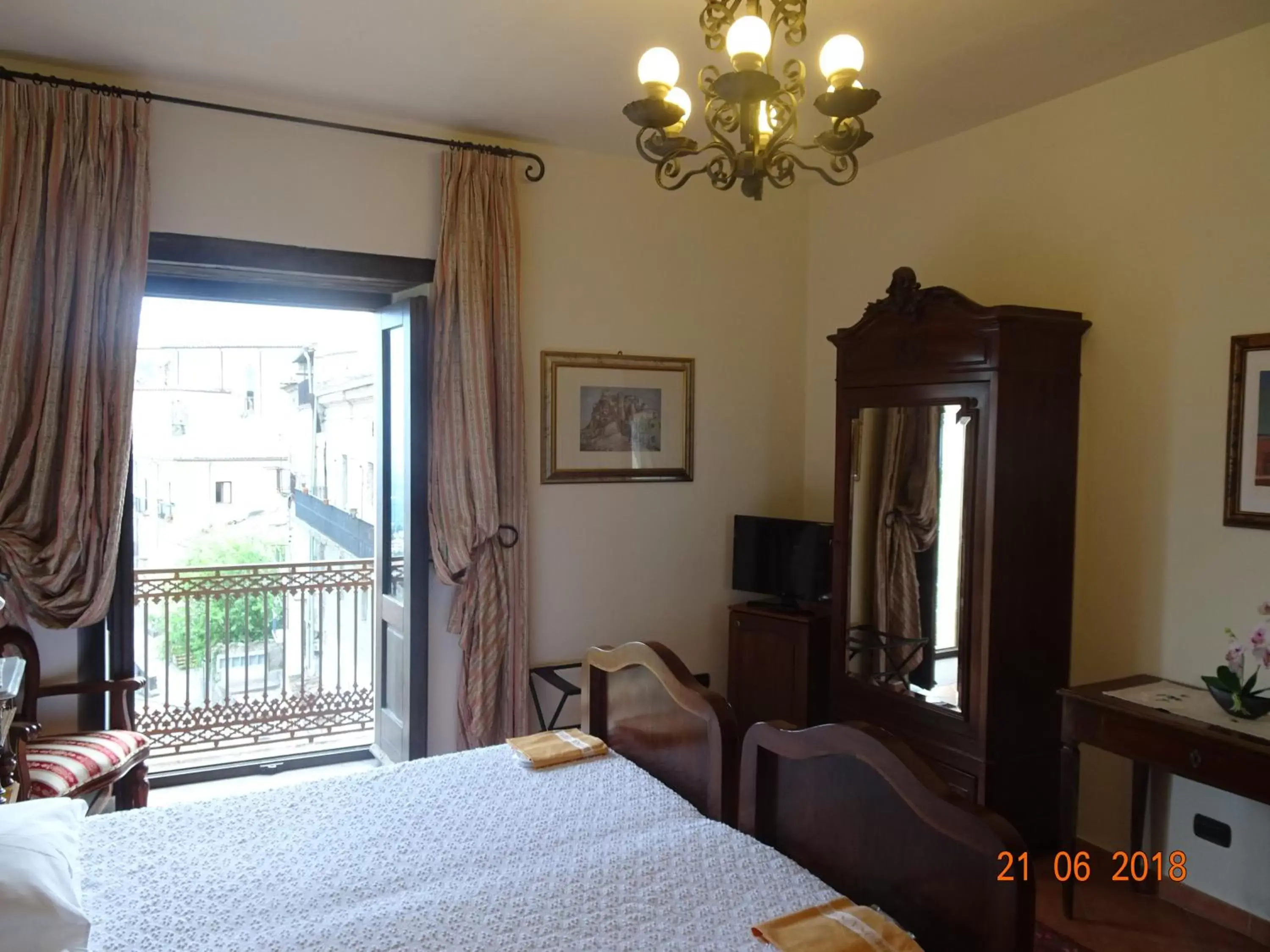 Communal lounge/ TV room, Bed in Castello di Altomonte