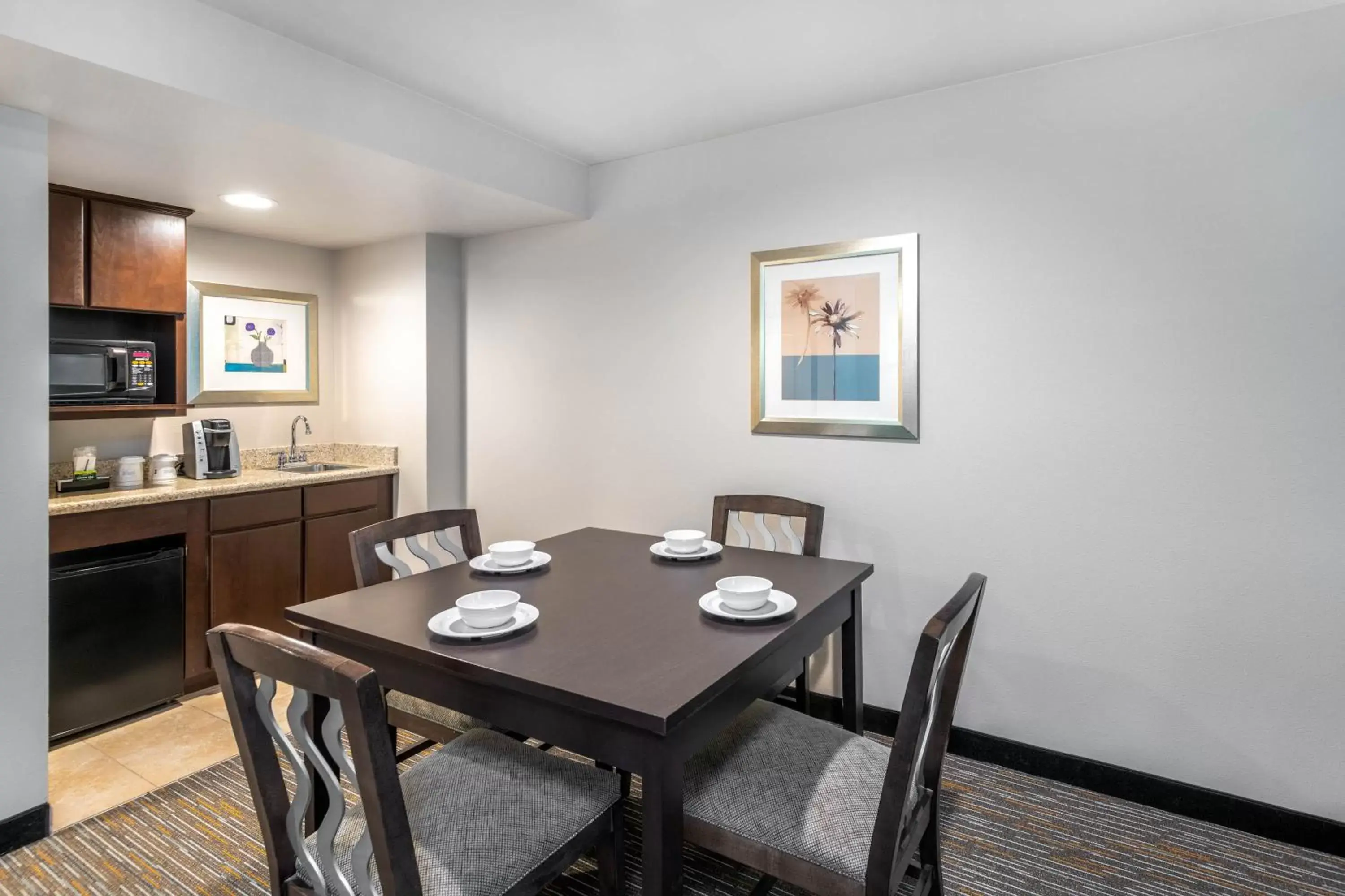 Kitchen or kitchenette, Dining Area in Wingate by Wyndham - St. George