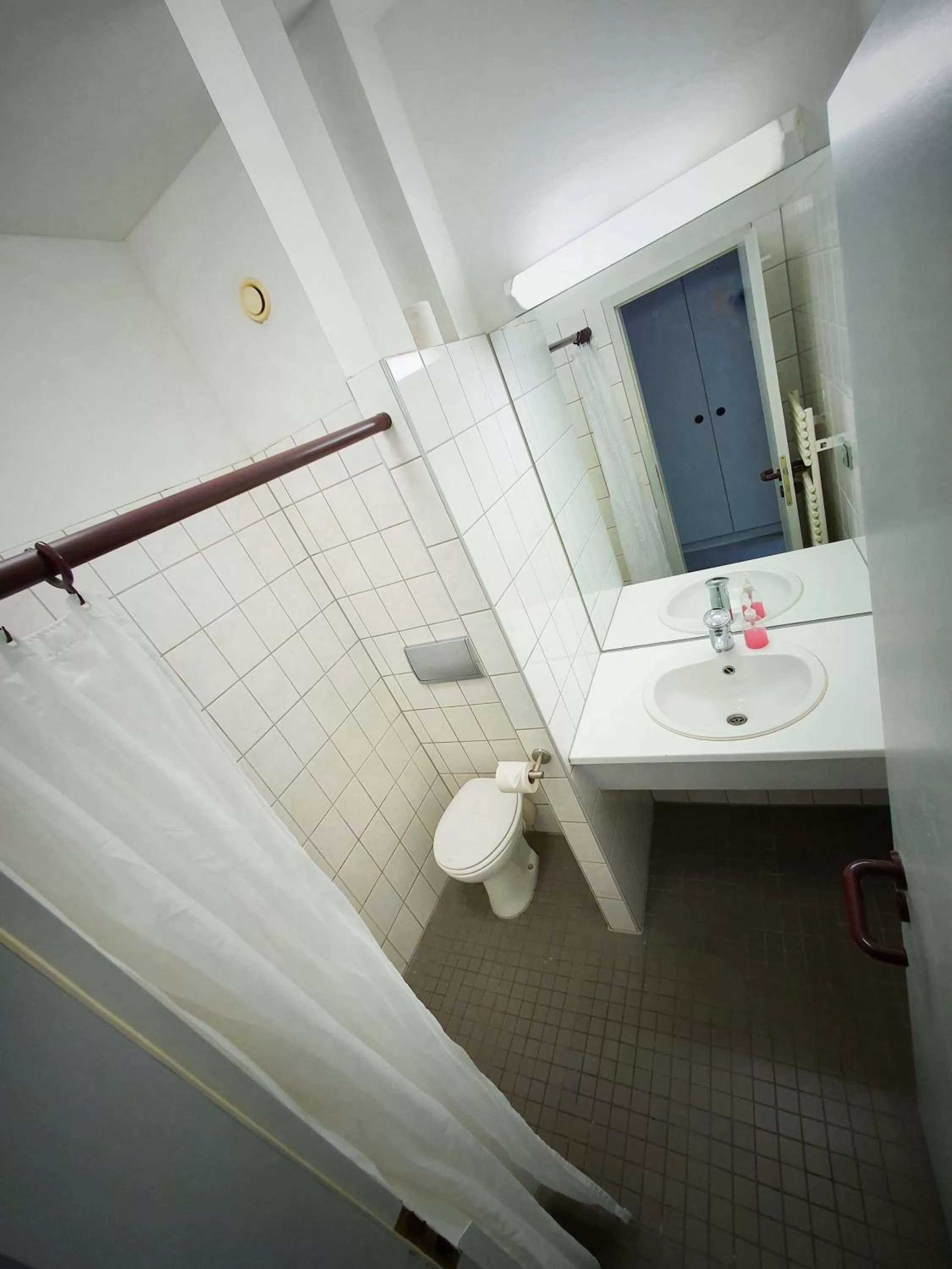 Shower in Waldhotel am See Berlin-Schmöckwitz