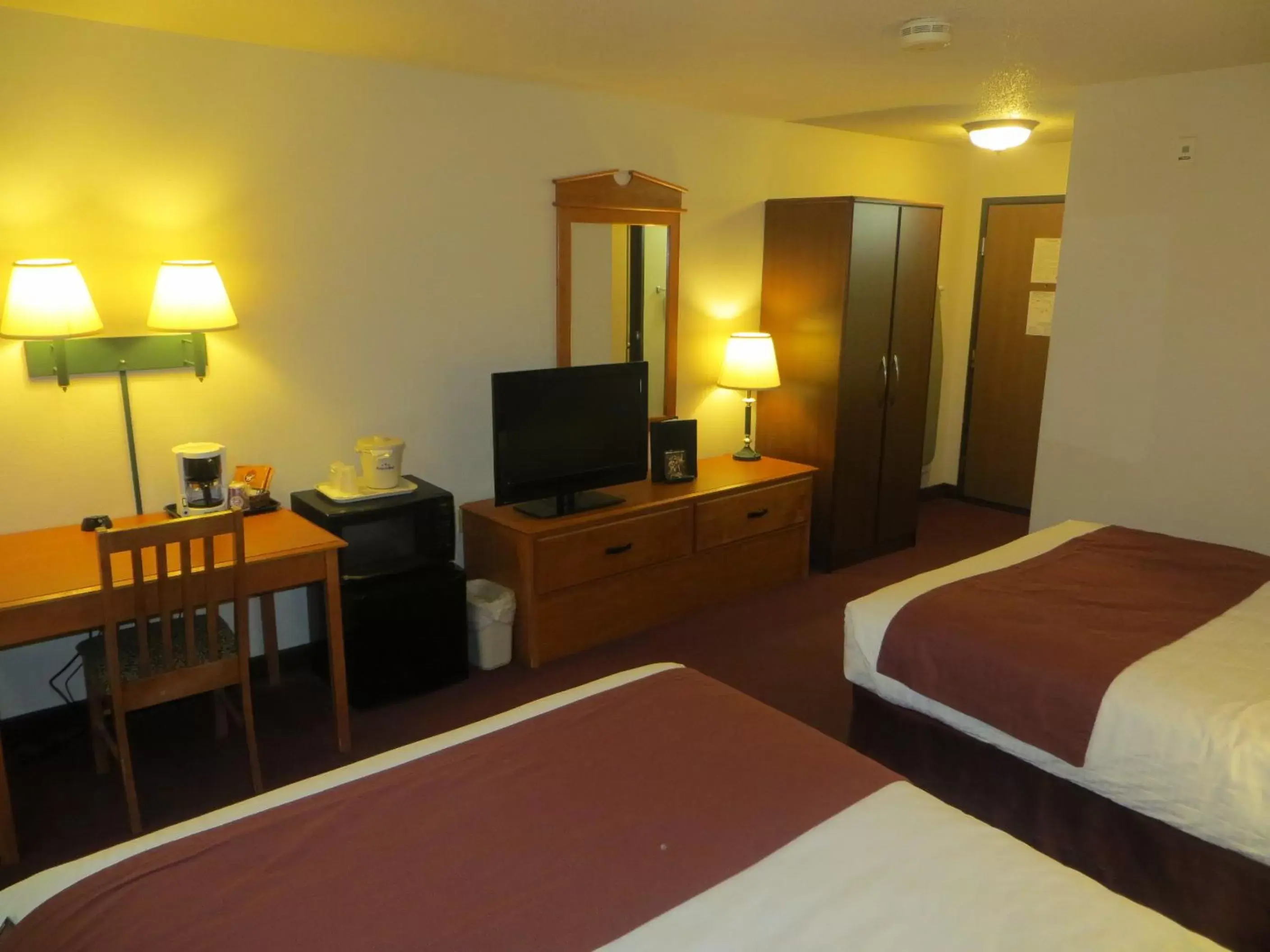 Bed in AmericInn by Wyndham Manitowoc Bed in AmericInn by Wyndham Manitowoc