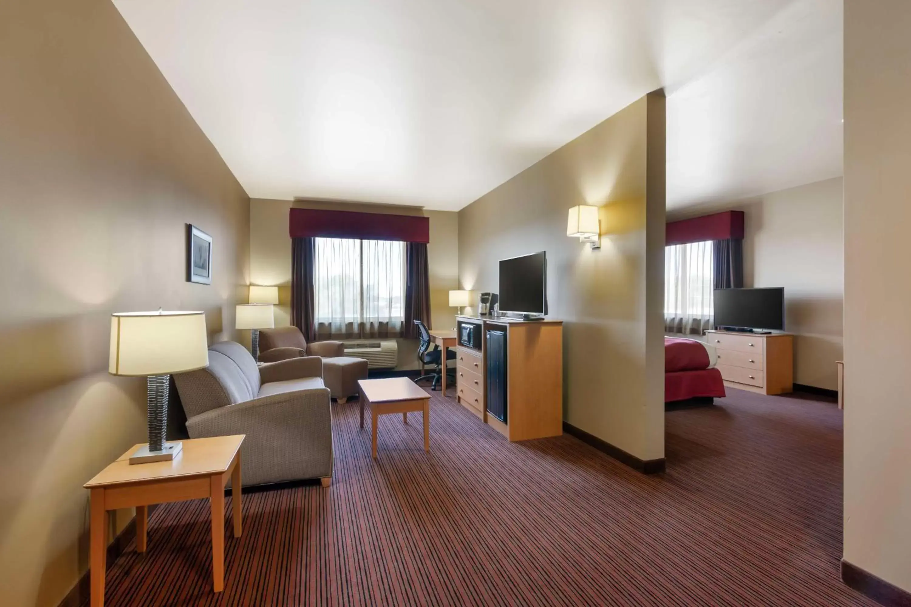 Bedroom, Seating Area in Best Western Golden Prairie Inn and Suites