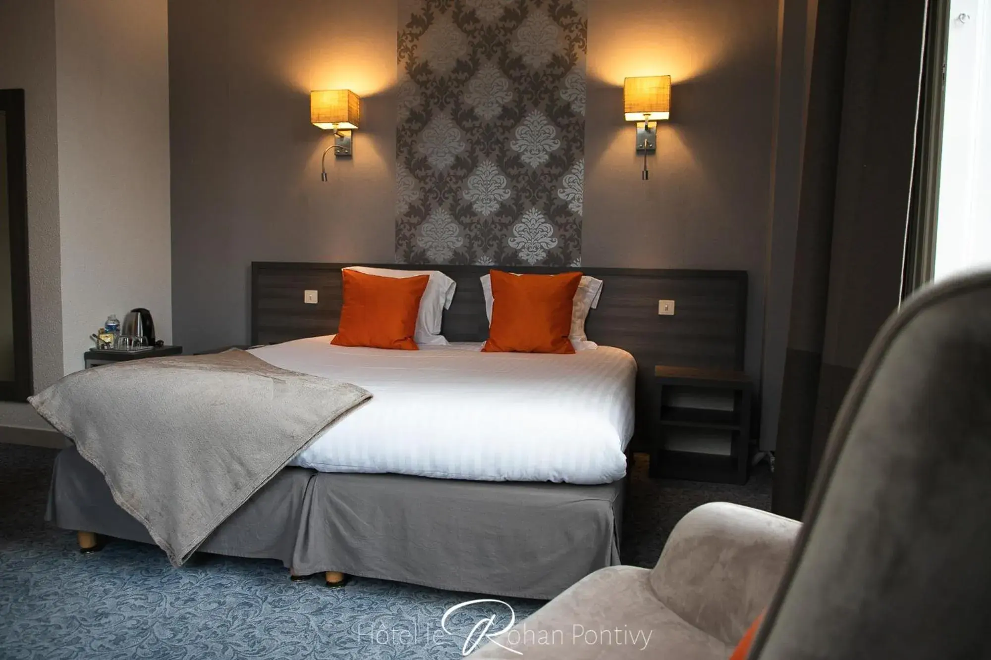 Photo of the whole room, Bed in Hôtel Le Rohan