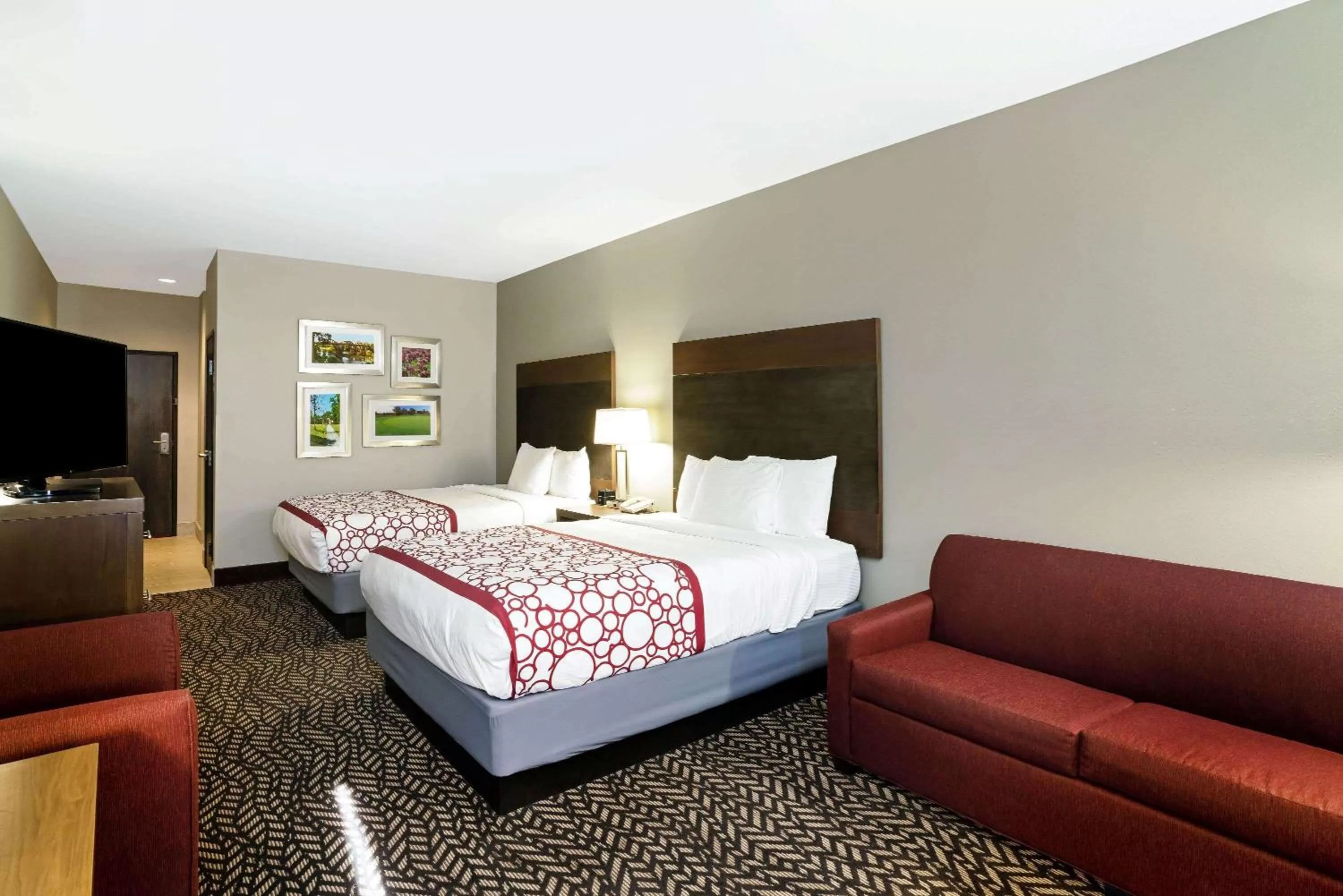Photo of the whole room, Bed in La Quinta by Wyndham Tuscaloosa McFarland