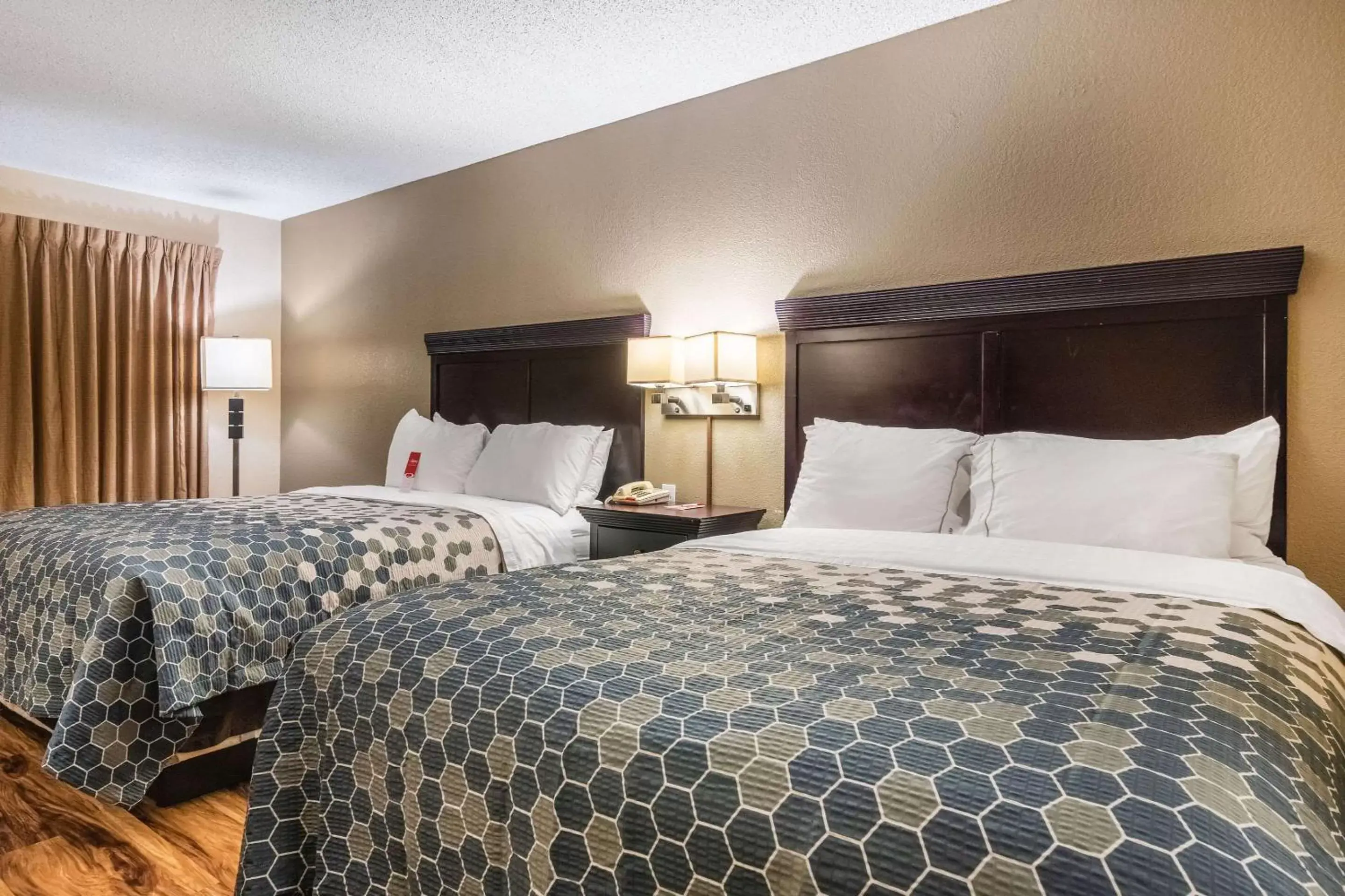 Photo of the whole room, Bed in Econo Lodge Hillsboro I-35