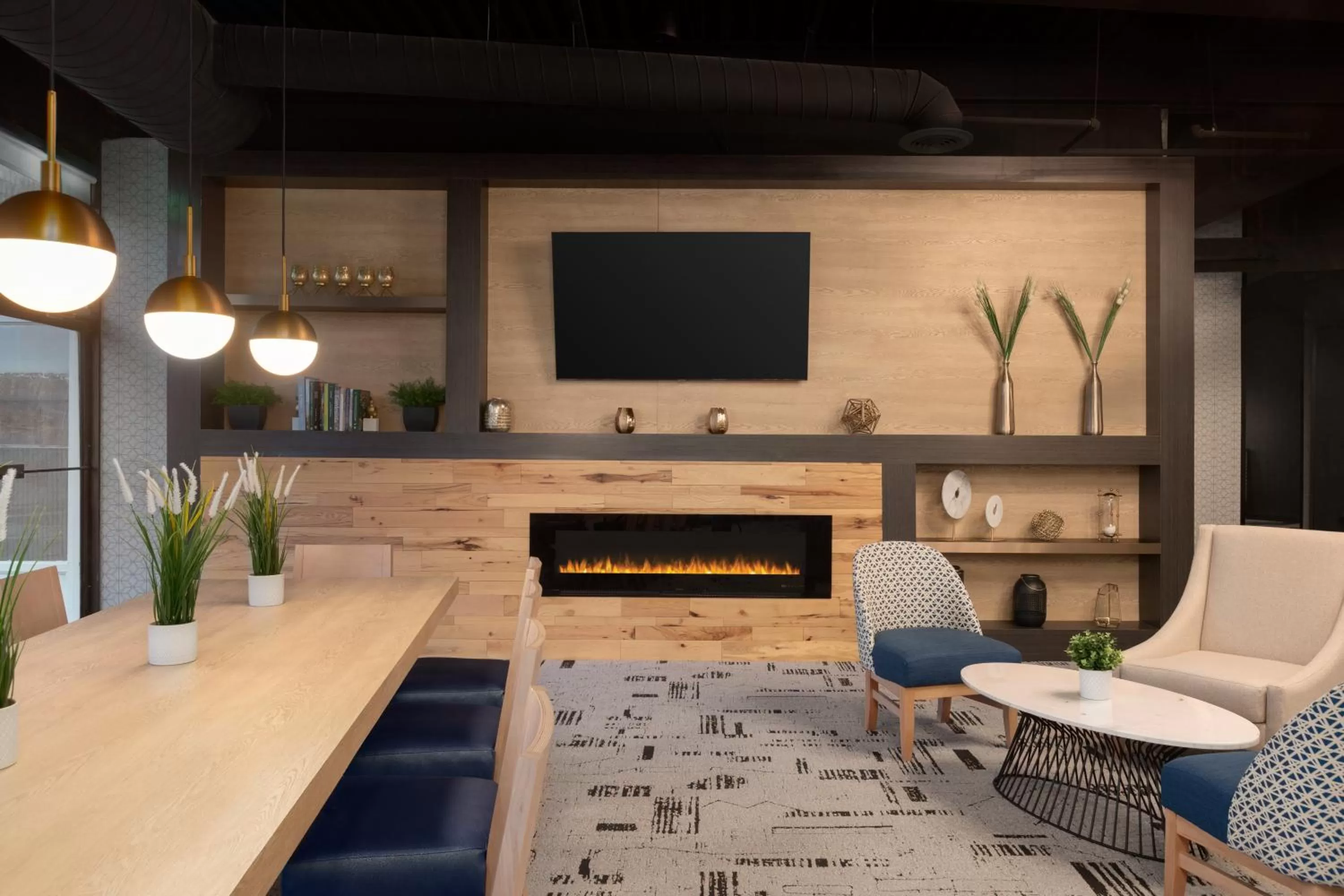 Communal lounge/ TV room in Holiday Inn Philadelphia Arpt-Stadium Area by IHG