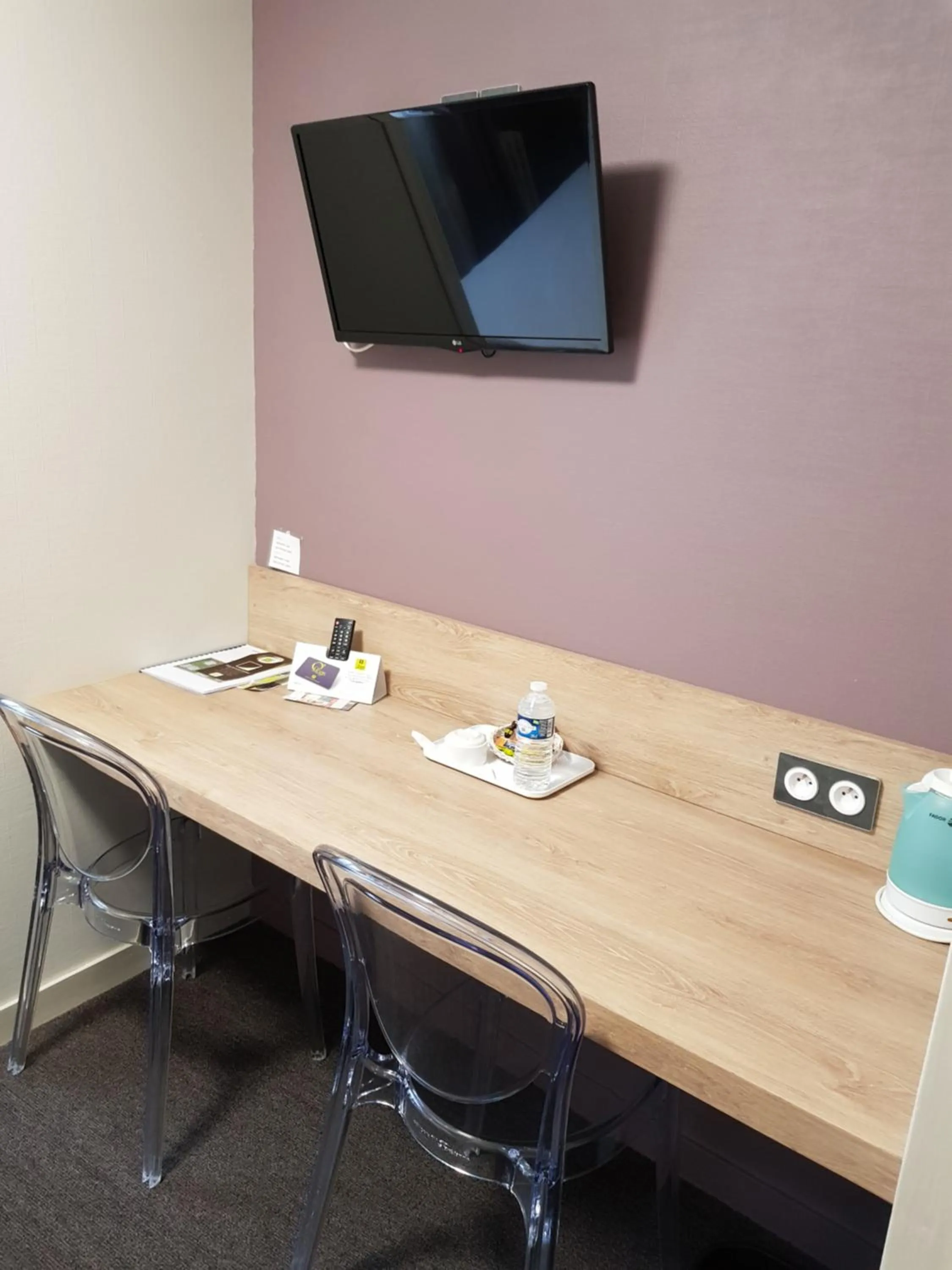 TV and multimedia in Logis Hôtel A la Bonne Auberge