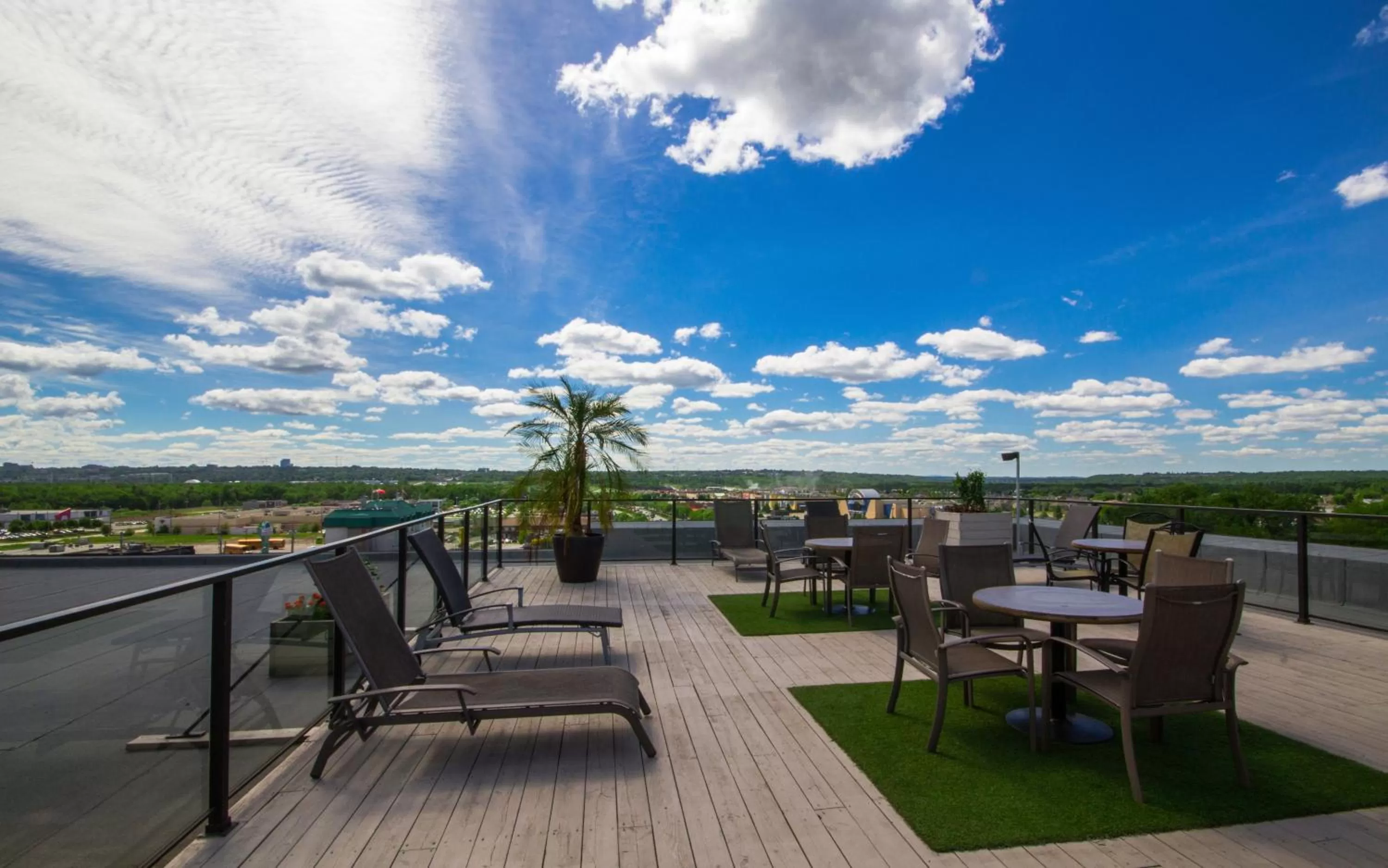 Patio in Hôtel Must Aéroport de Québec par JARO
