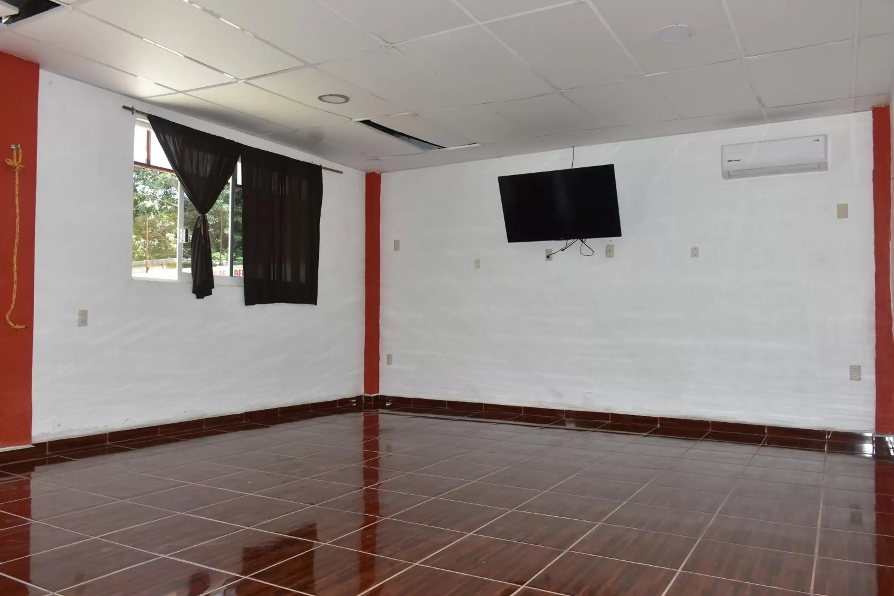 Communal lounge/ TV room in Hotel Bacaanda