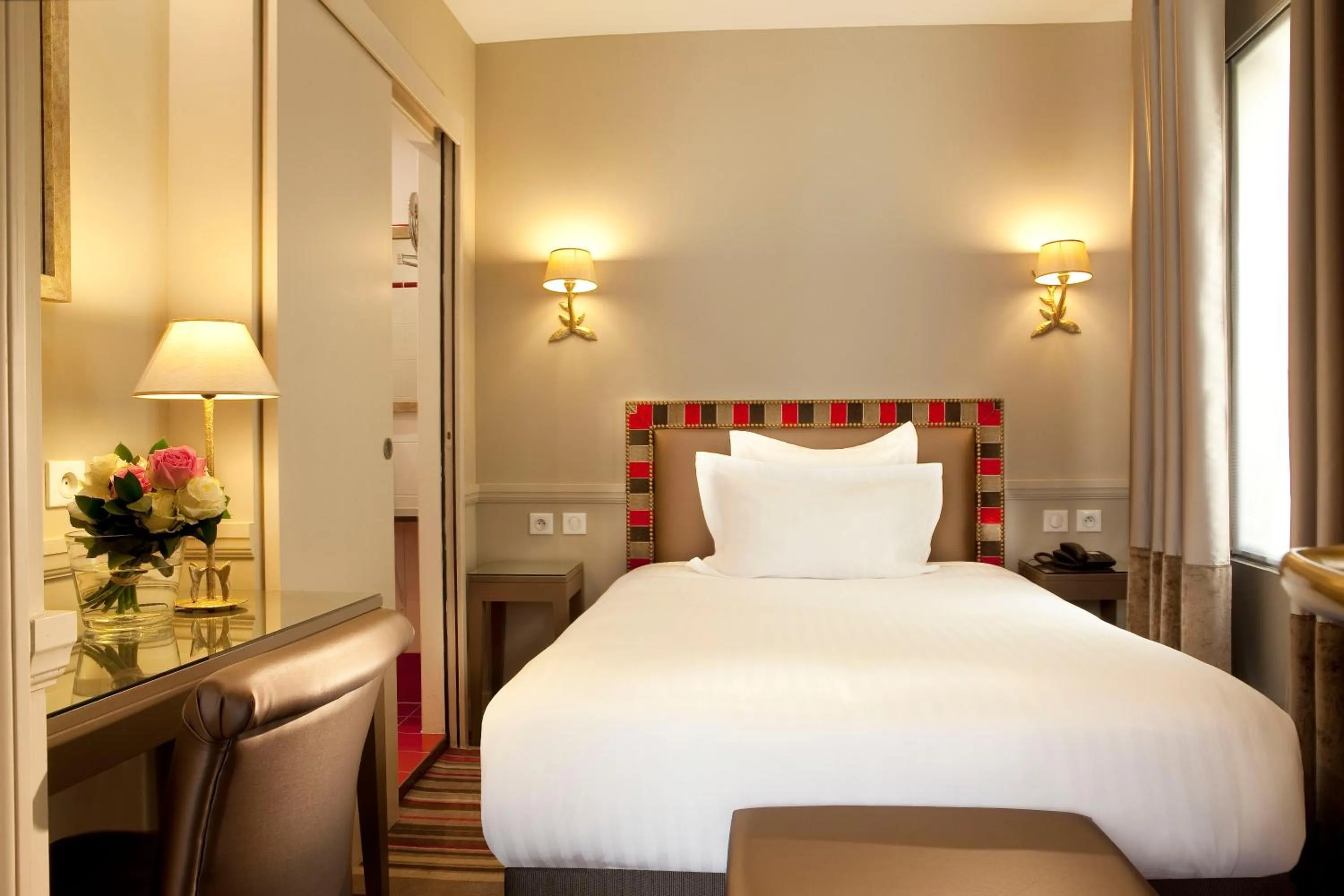 Photo of the whole room, Bed in Hôtel des Comédies