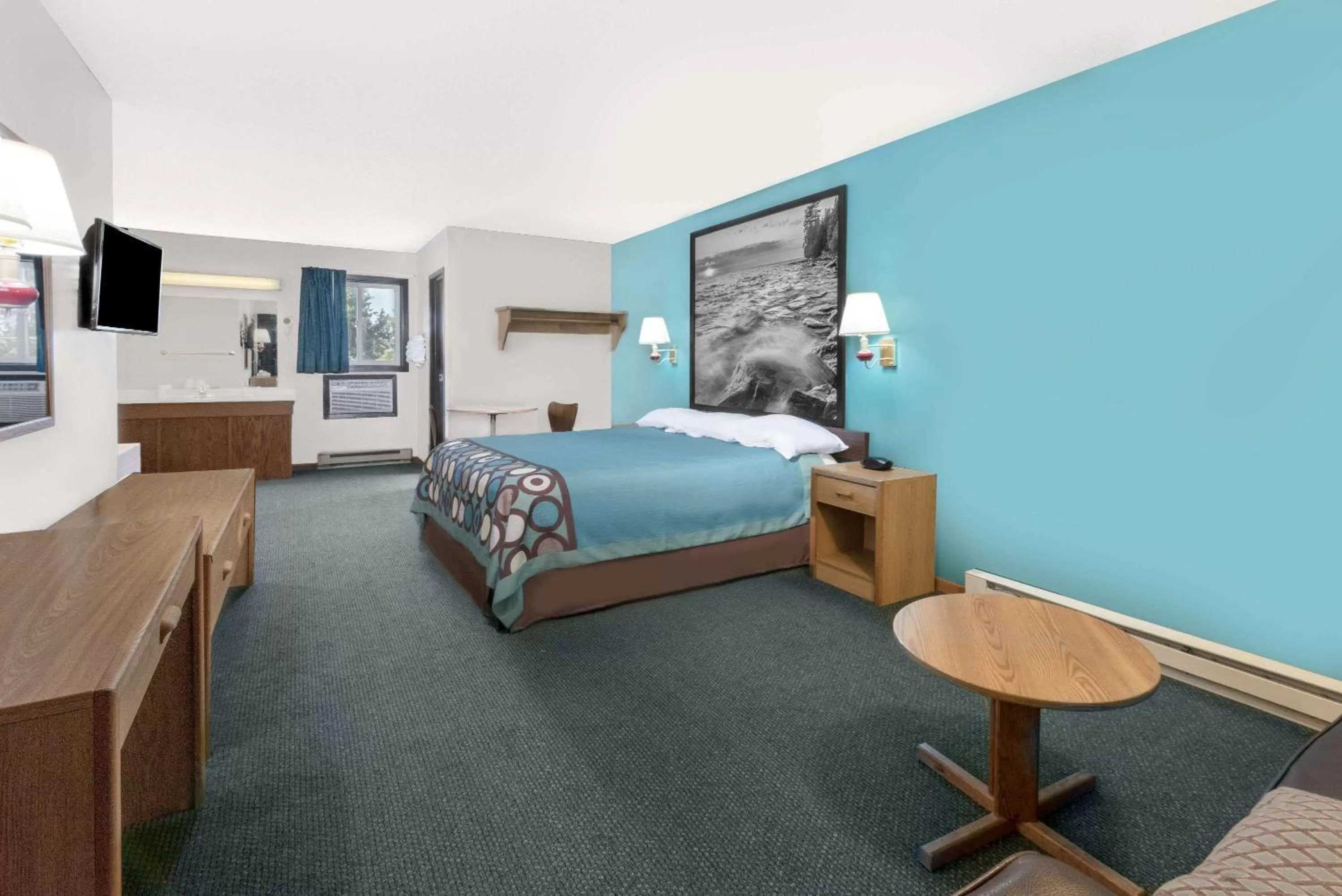 Photo of the whole room, Bed in Super 8 by Wyndham Huron