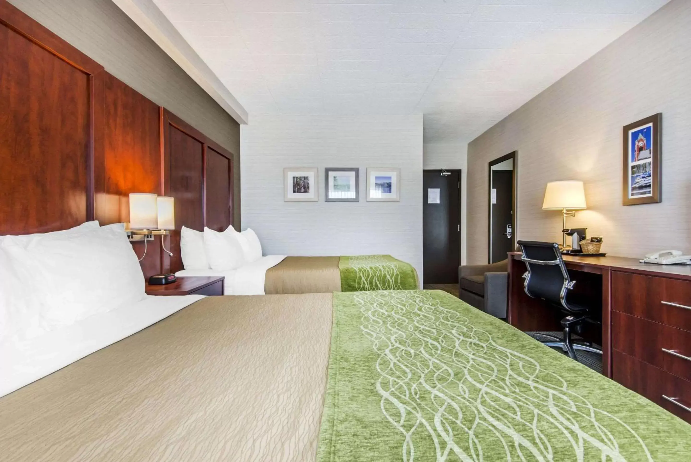 Photo of the whole room, Bed in Comfort Inn & Suites Collingwood