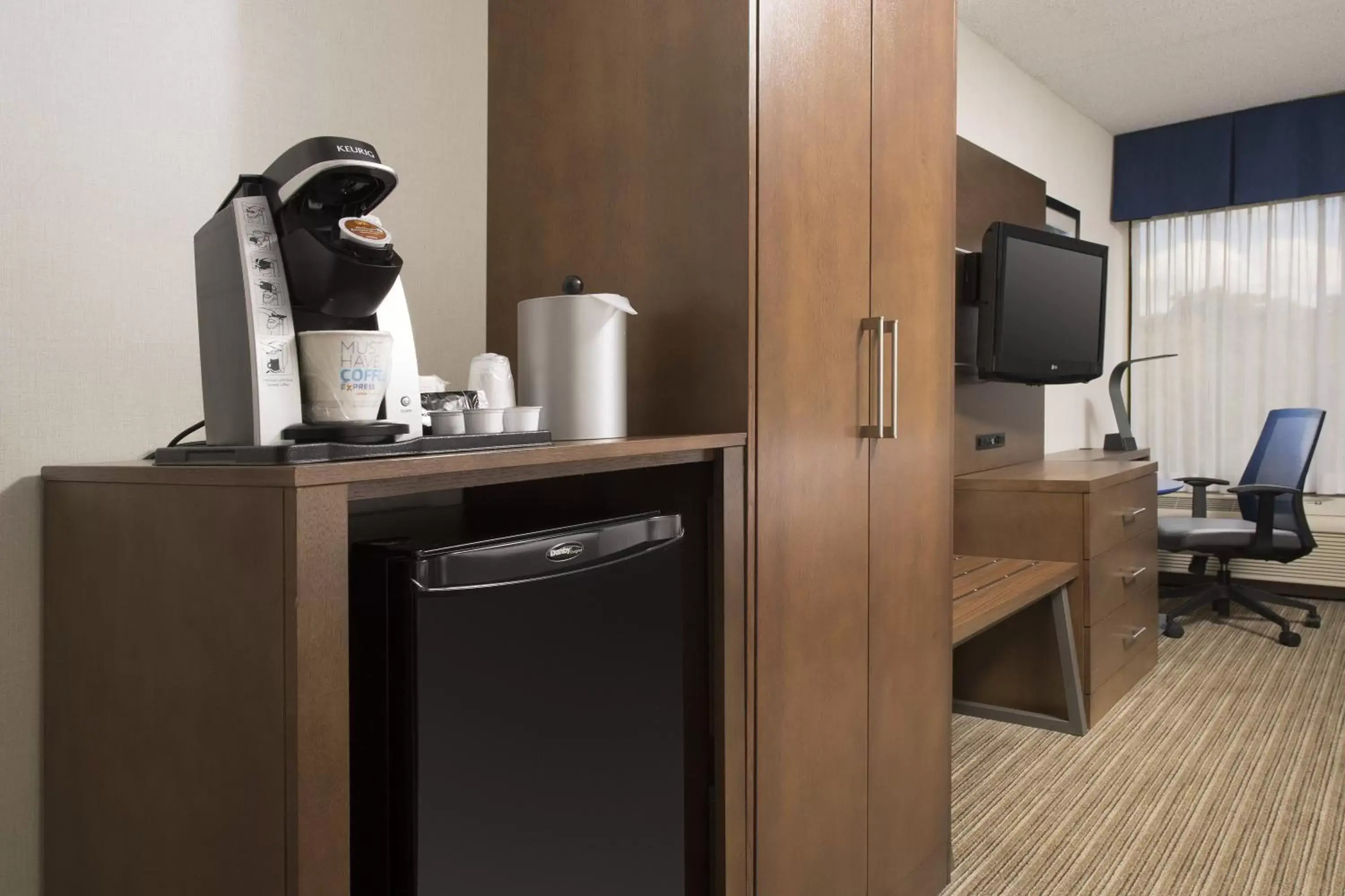 Bedroom, Coffee/Tea Facilities in Holiday Inn Express Andover North - Lawrence, an IHG Hotel