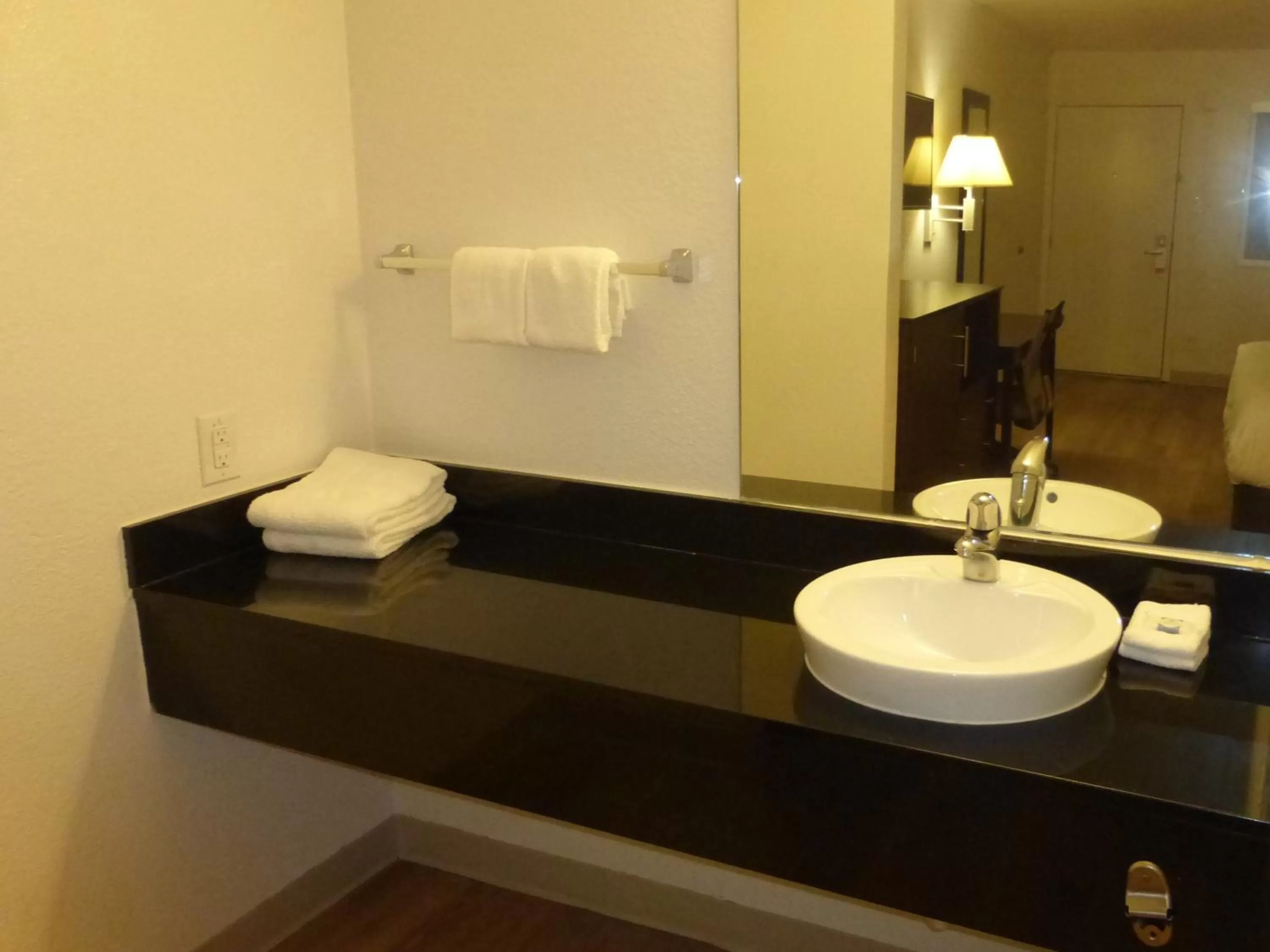 Bathroom in Red Roof Inn Houston - Jersey Village