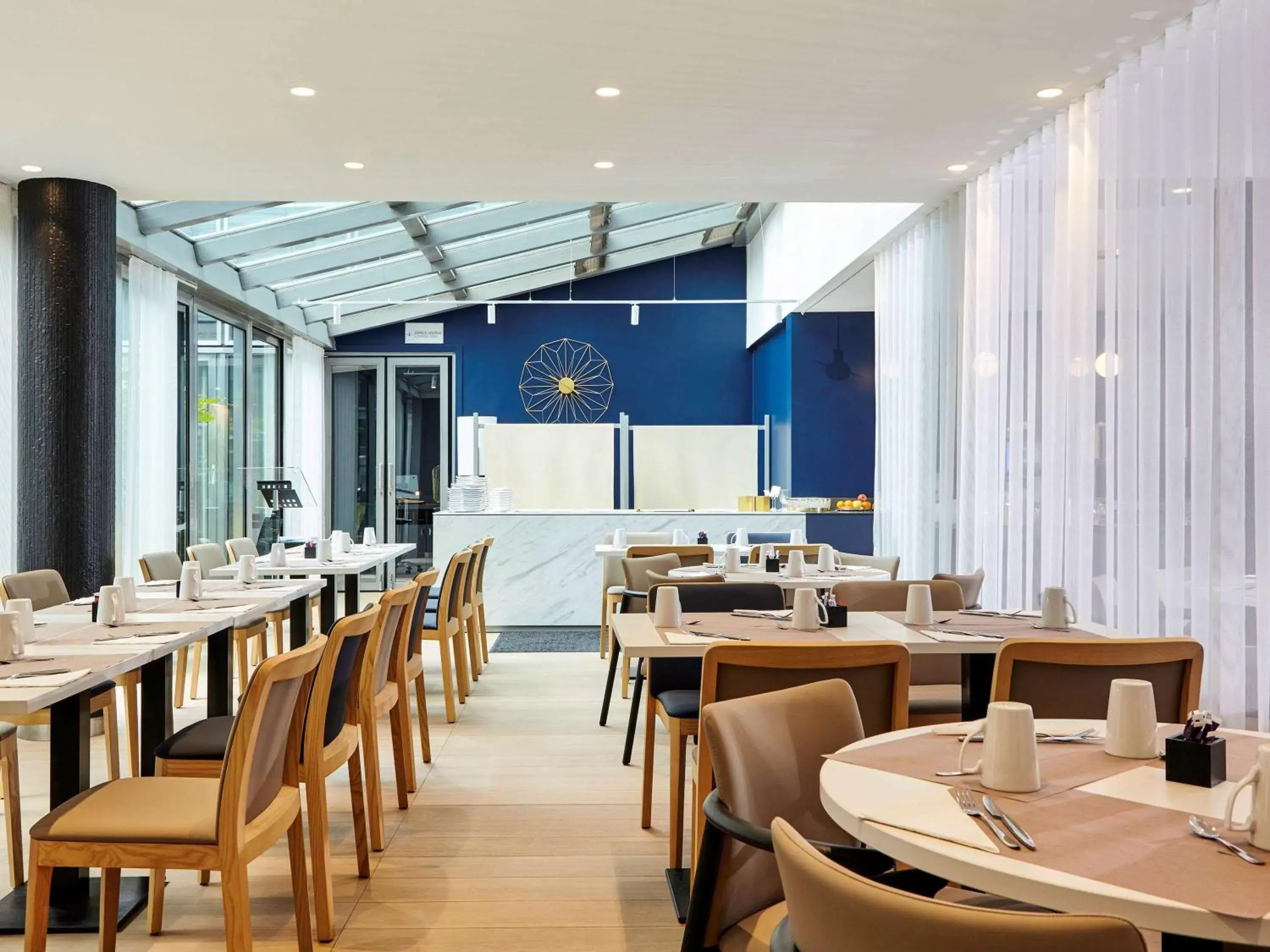 Property building, Restaurant/Places to Eat in Mercure Paris La Défense Grande Arche Hotel