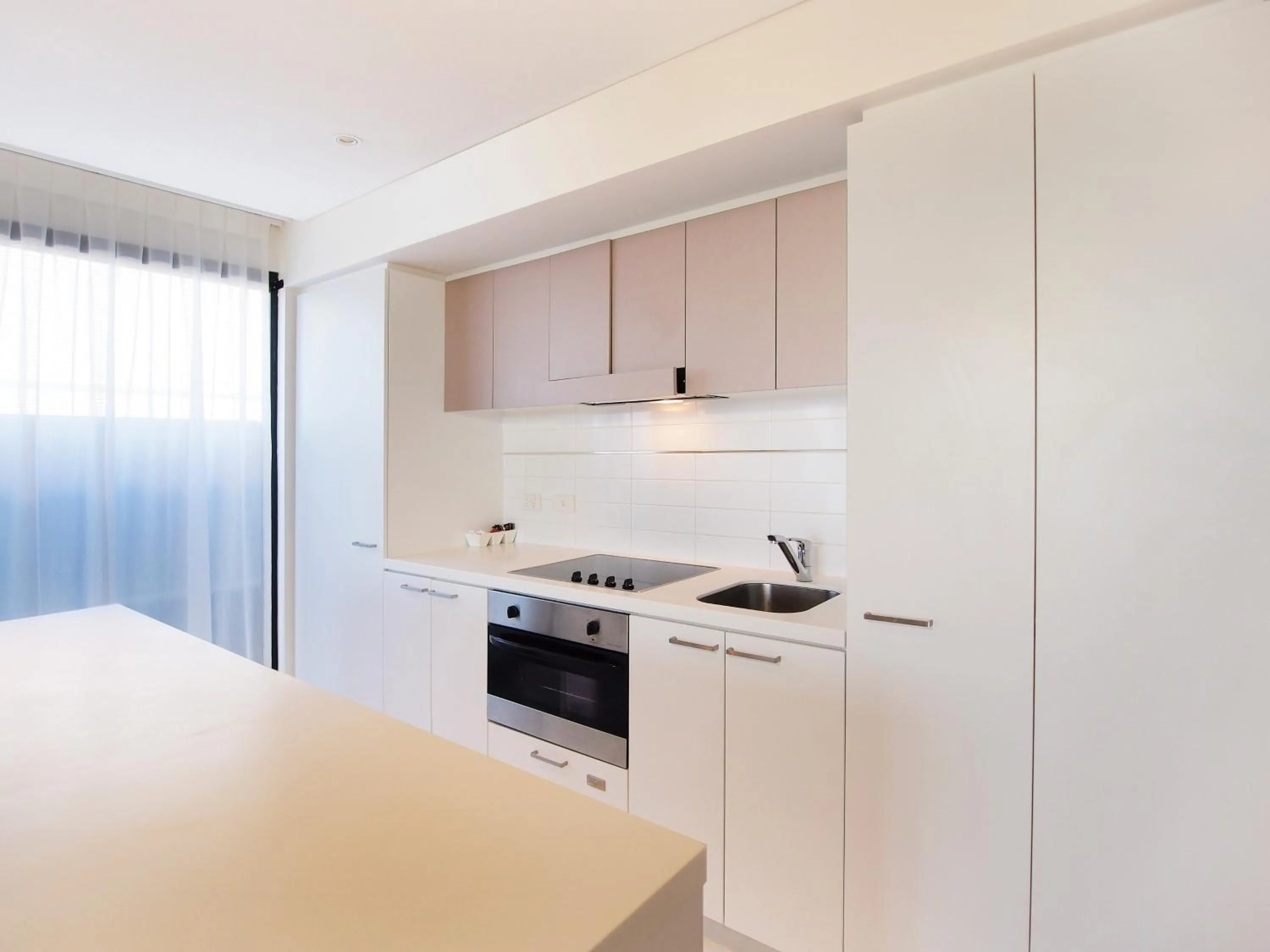 Kitchen or kitchenette in Oaks Adelaide Horizons Suites