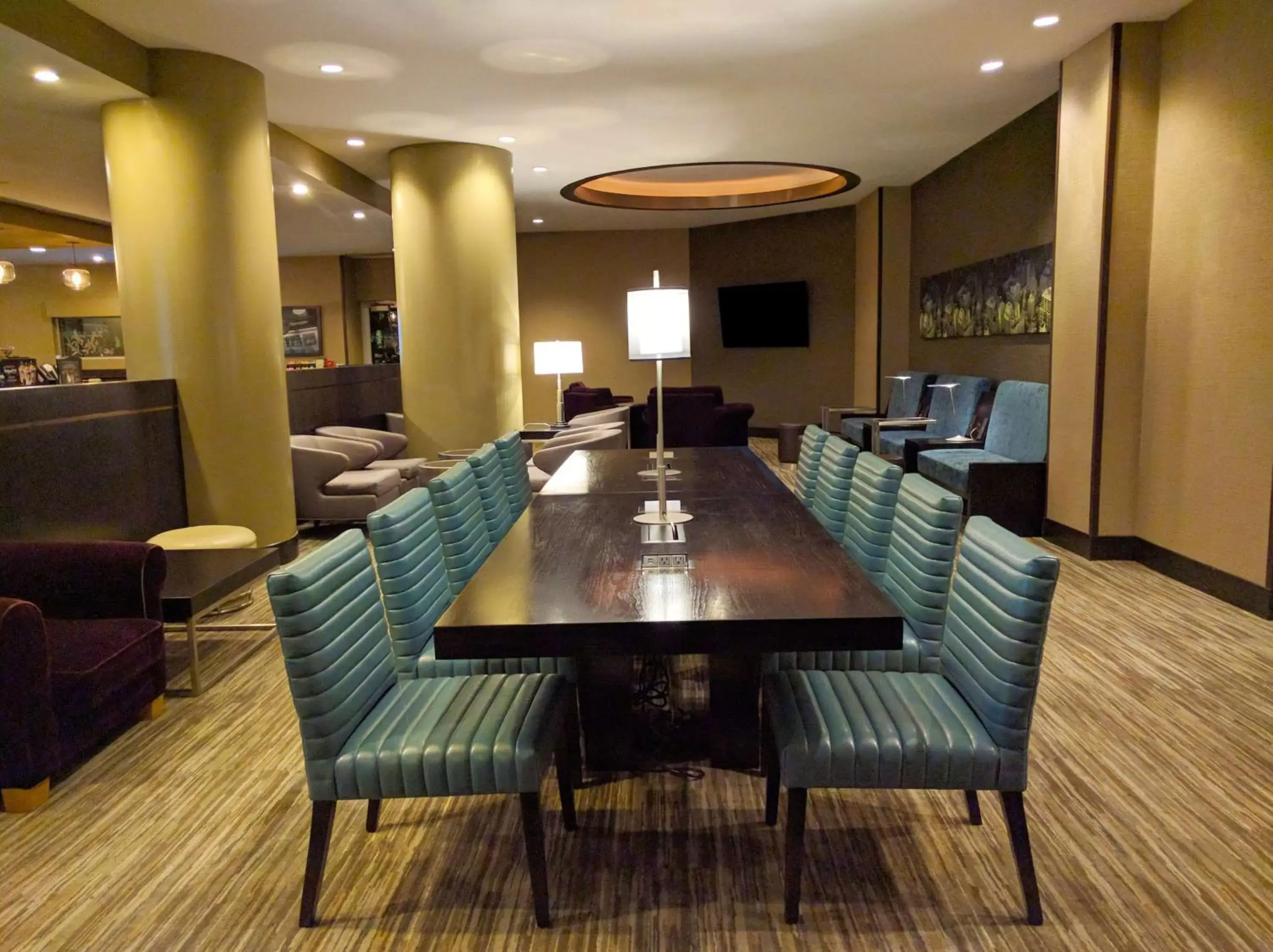 Dining area in Hilton Meadowlands