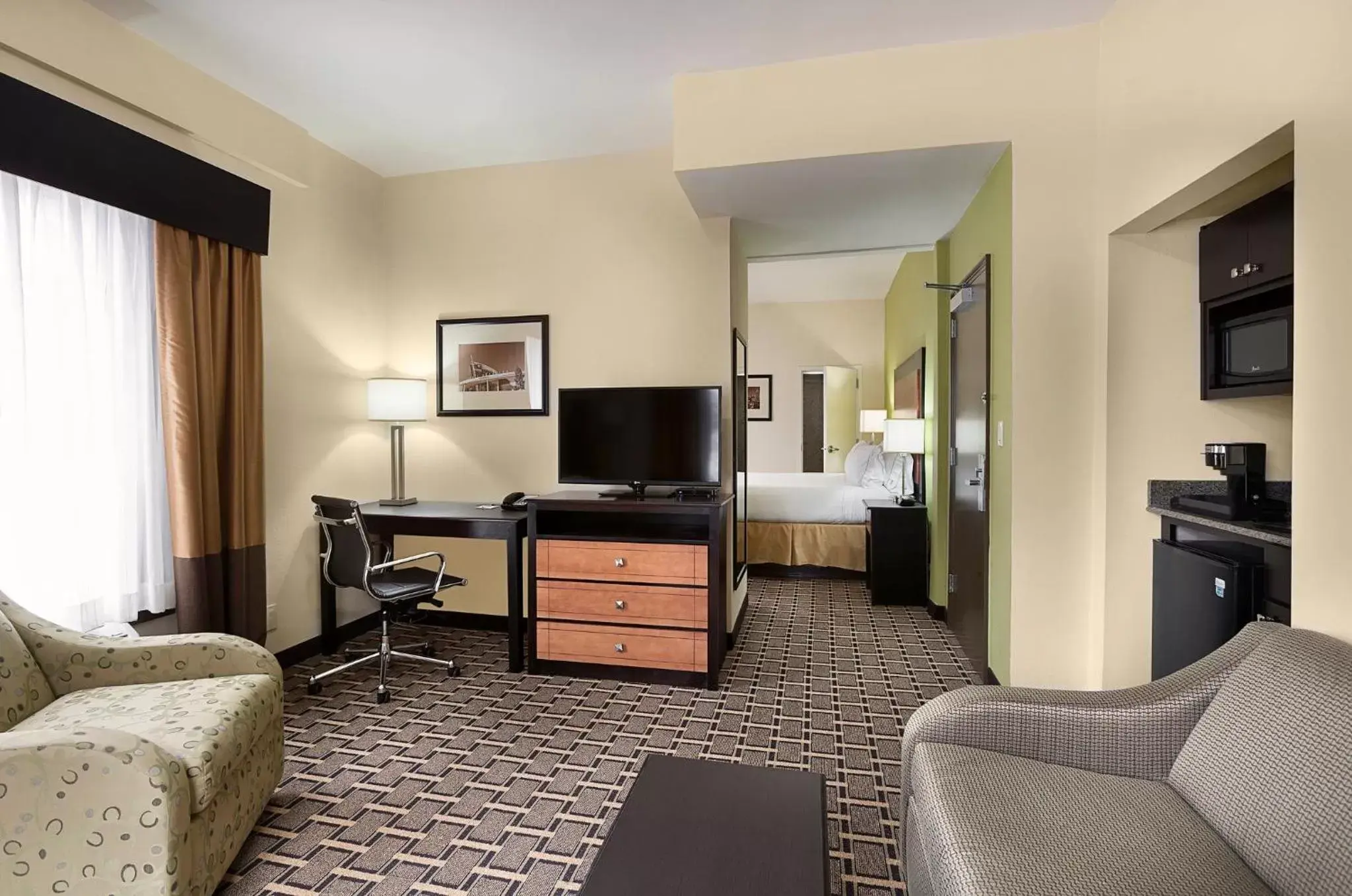 Photo of the whole room, TV/Entertainment Center in Holiday Inn Express & Suites - Atlanta Downtown, an IHG Hotel